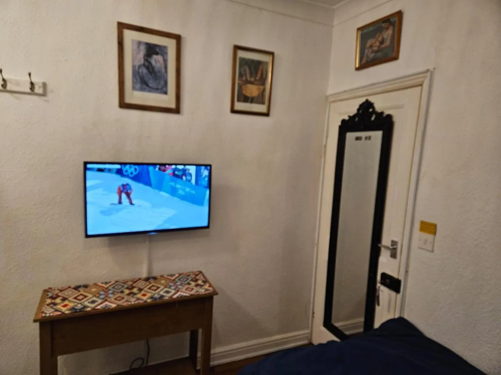 Evening entertainment in Hikers & Bikers Refuge