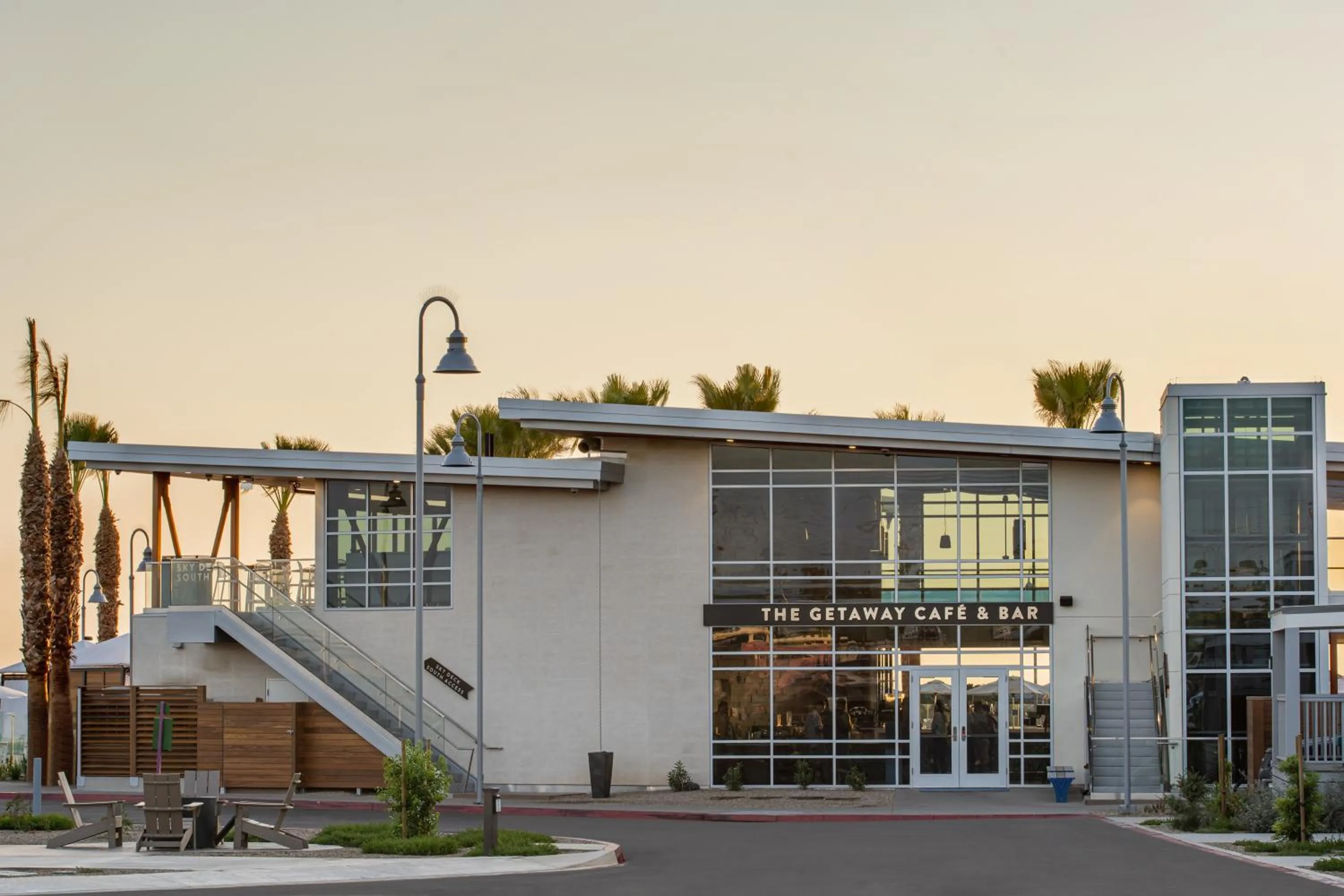 Property building in Sun Outdoors San Diego Bay