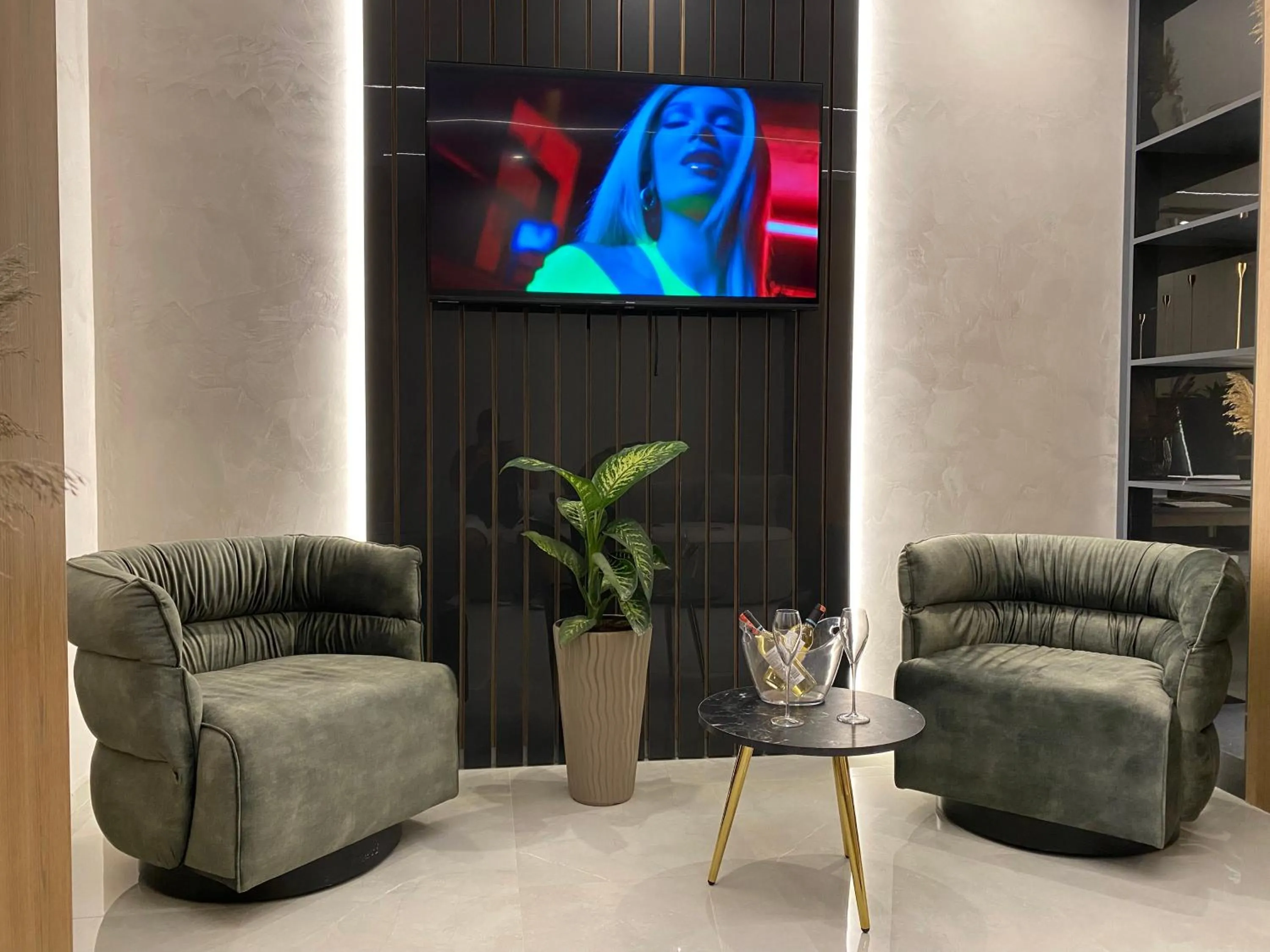 Communal lounge/ TV room in ELMAR HOTEL
