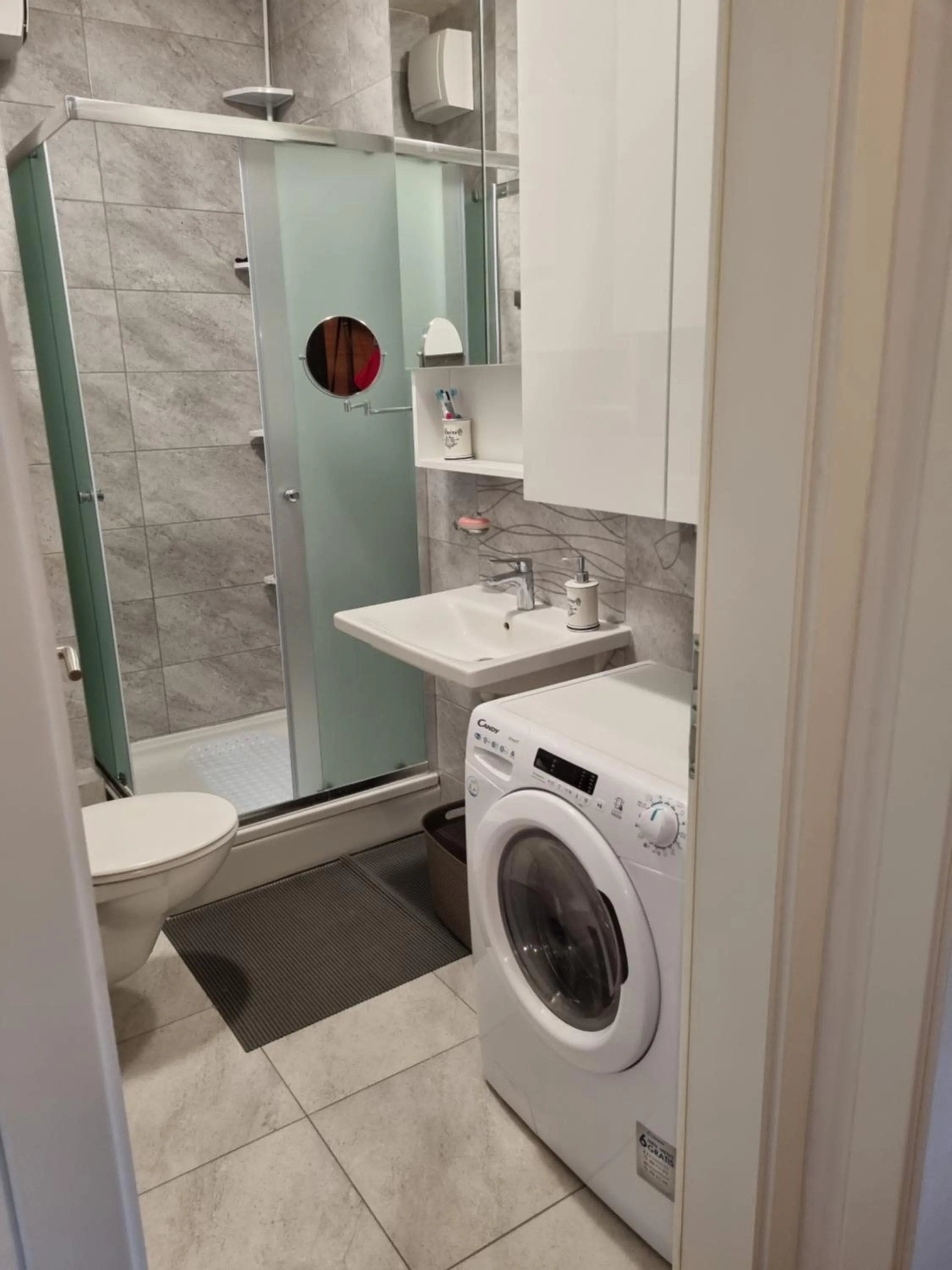 Shower in Modern 4-Star luxury apt - WFH Ready, Free Parking