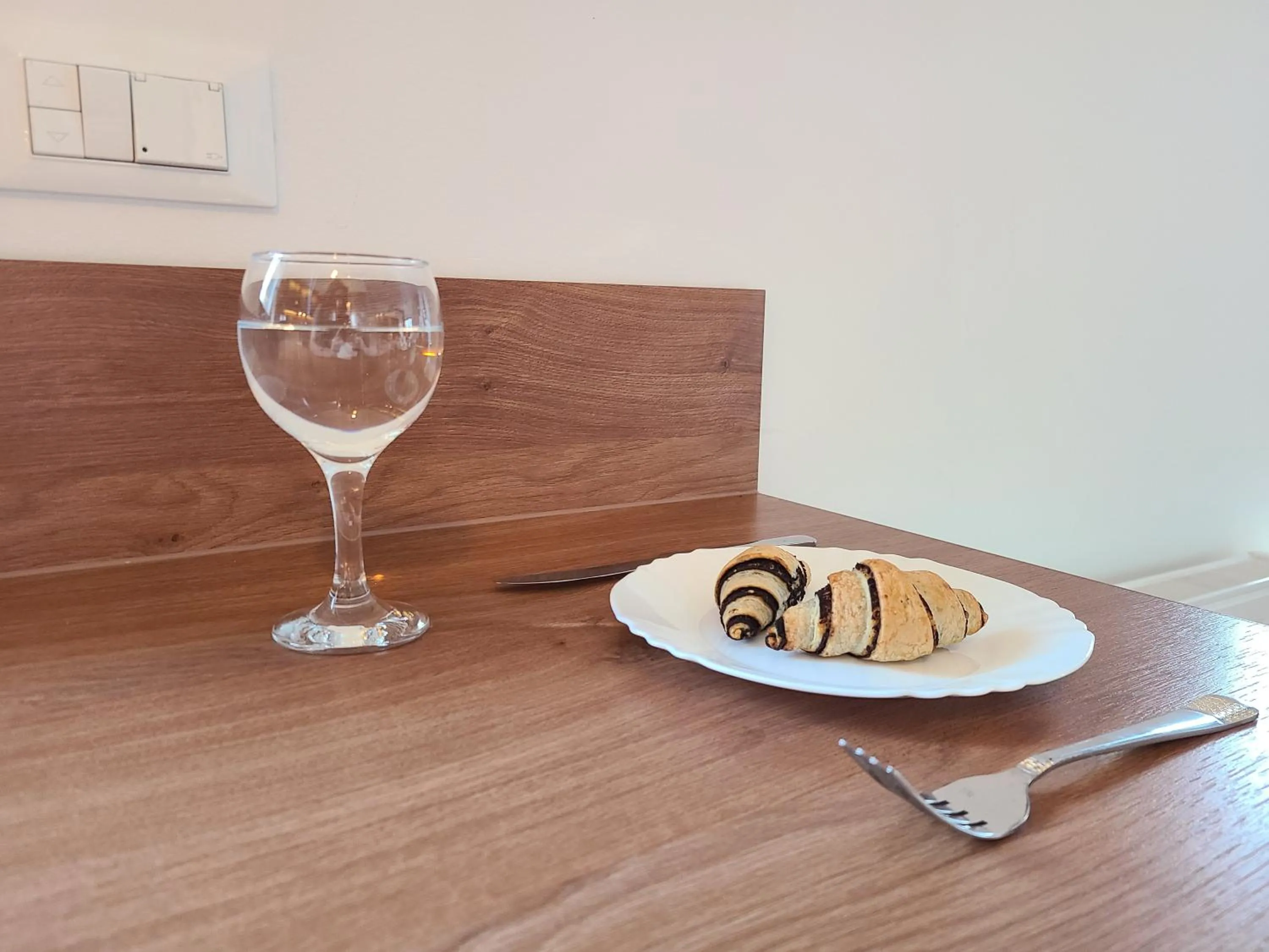Food in Modern 4-Star luxury apt - WFH Ready, Free Parking
