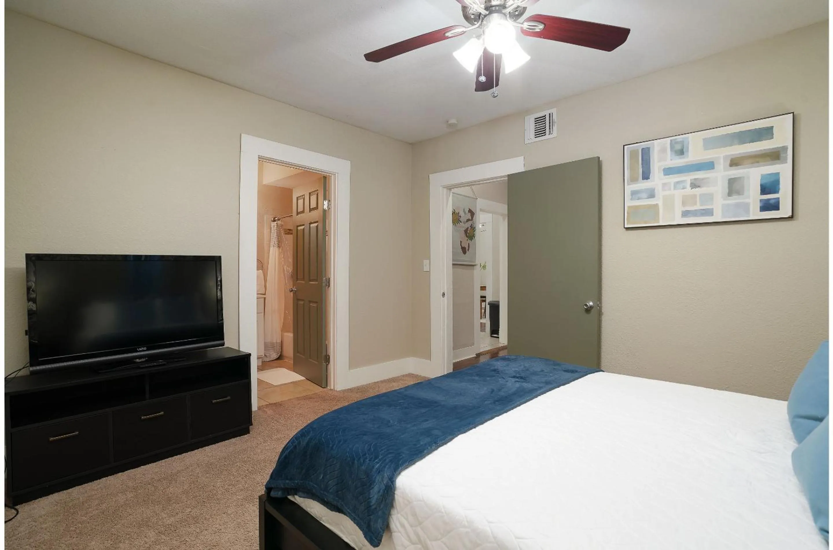 Bed in Amazing Fully Fenced Home Only 5 Mins from Downtown