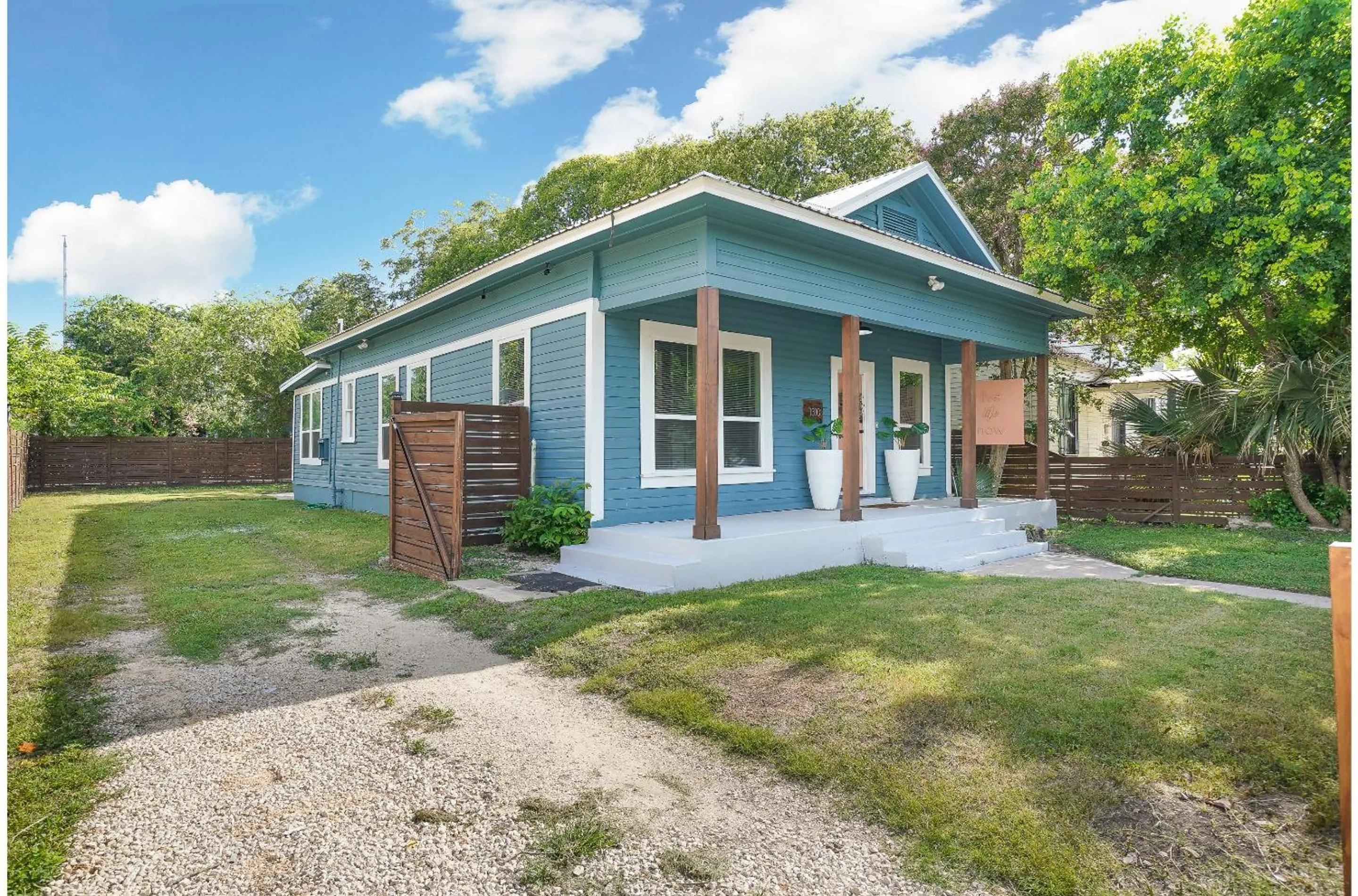 Property building in Amazing Fully Fenced Home Only 5 Mins from Downtown