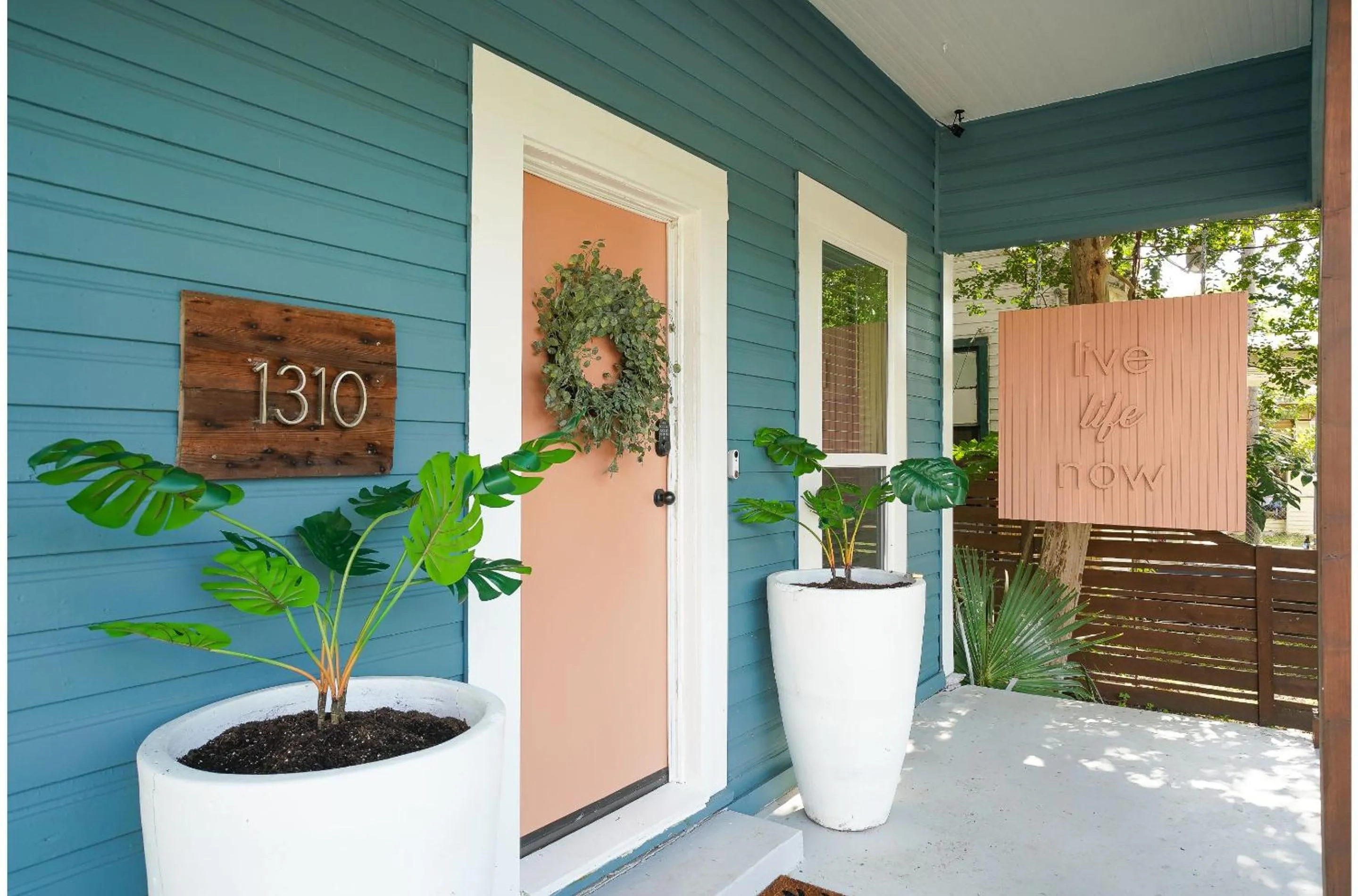 Facade/entrance in Amazing Fully Fenced Home Only 5 Mins from Downtown