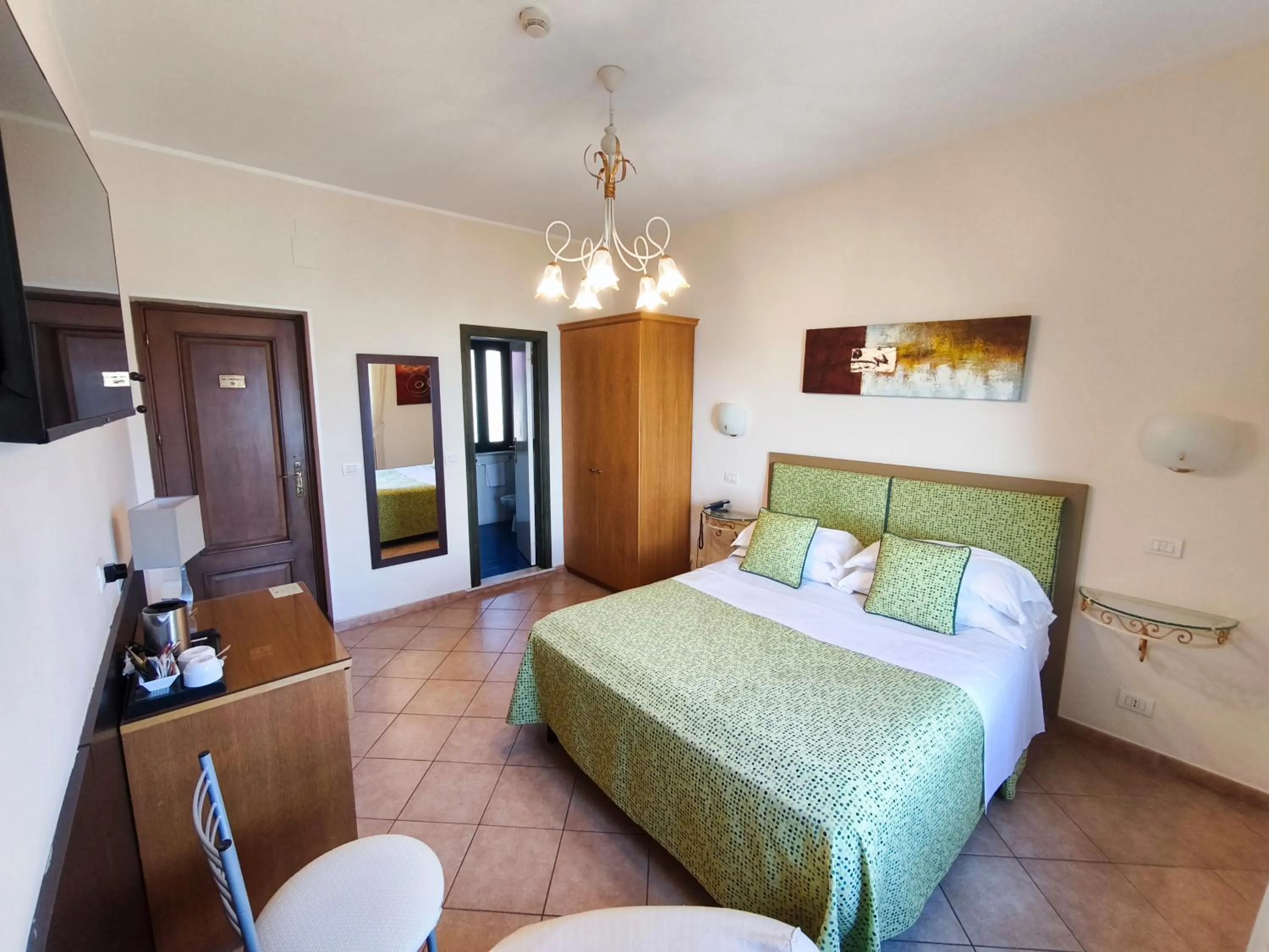 Photo of the whole room, Bed in Hotel "La Pensione Svizzera"