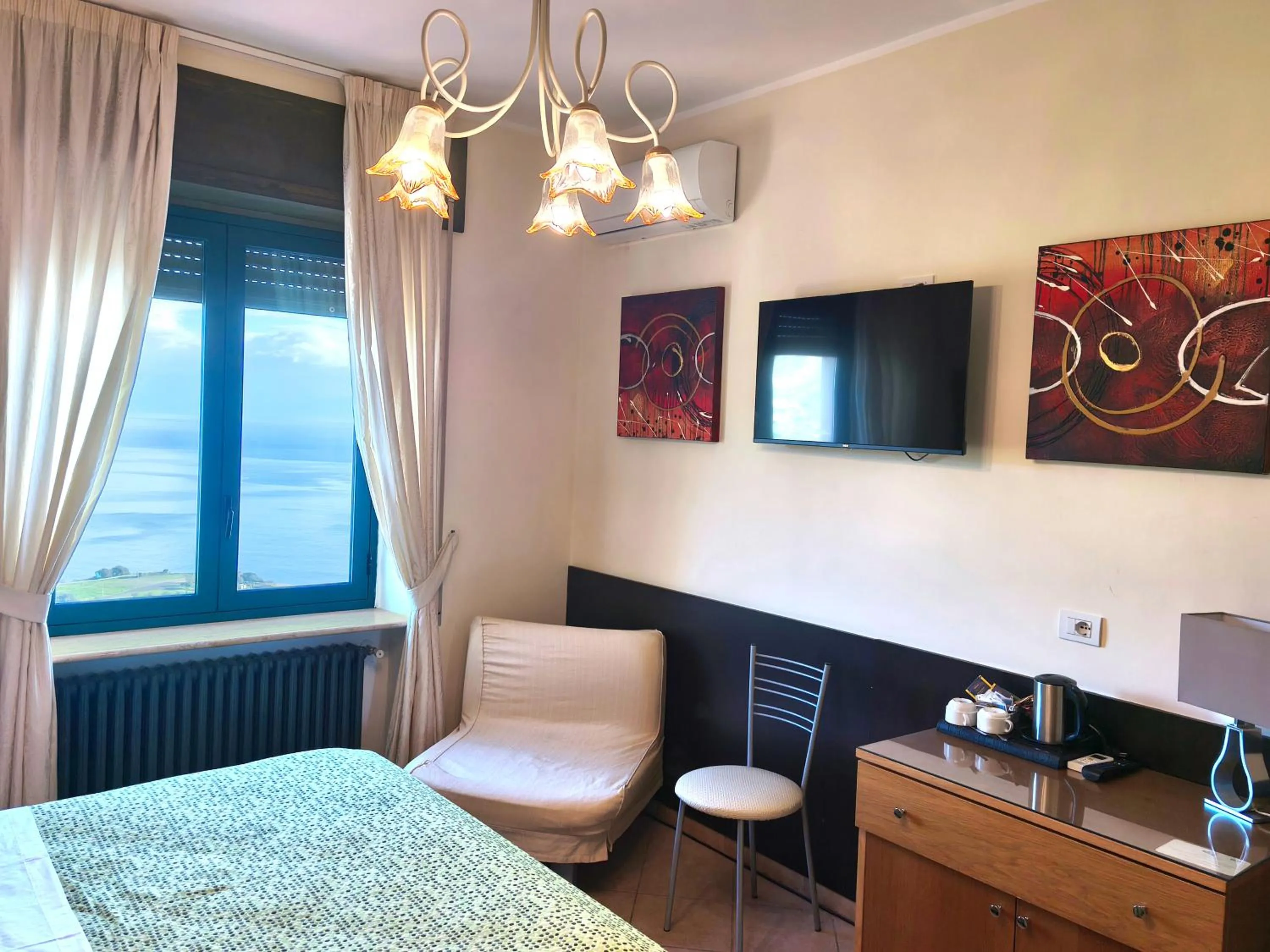 Photo of the whole room, Bed in Hotel "La Pensione Svizzera"