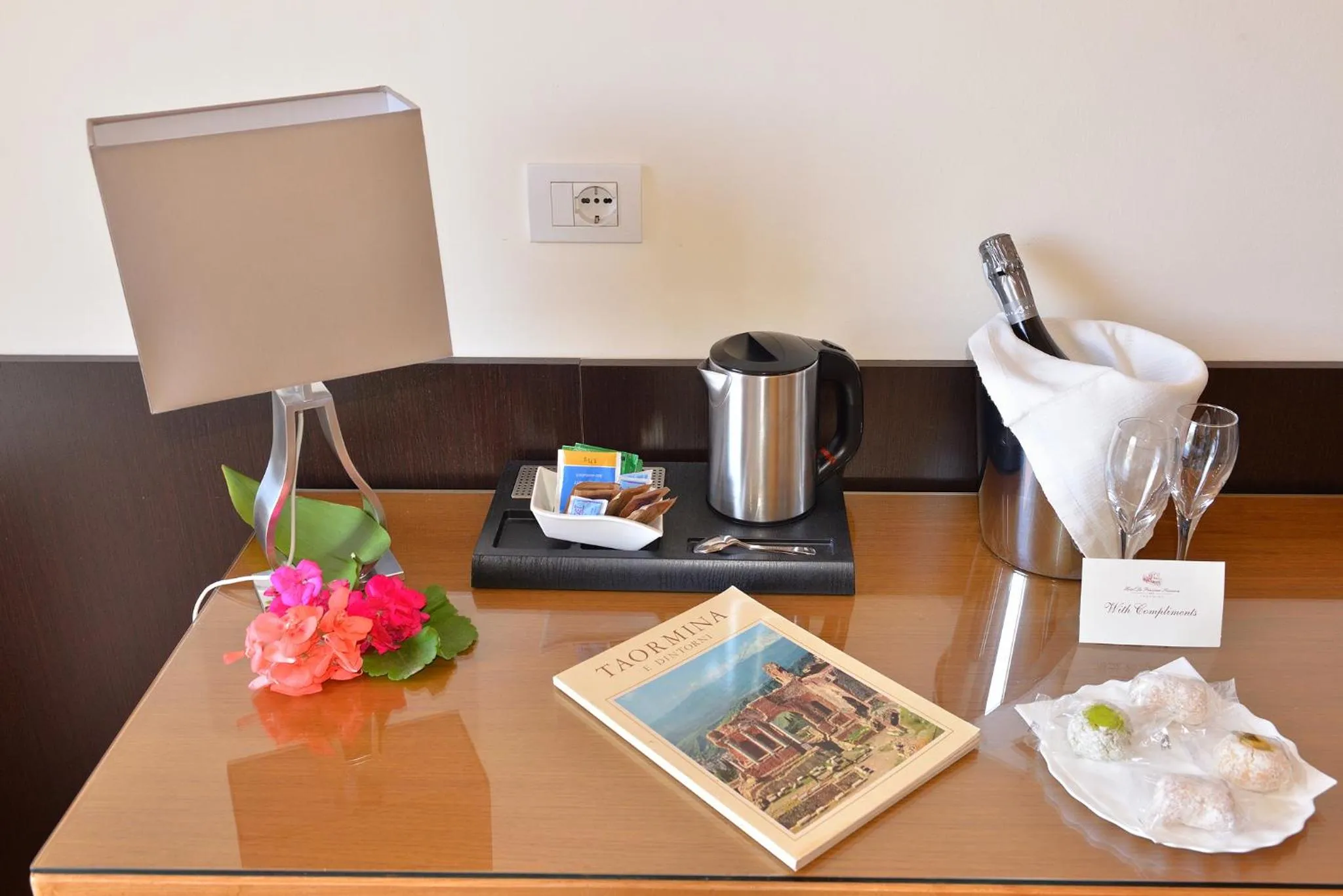 Coffee/tea facilities in Hotel "La Pensione Svizzera"