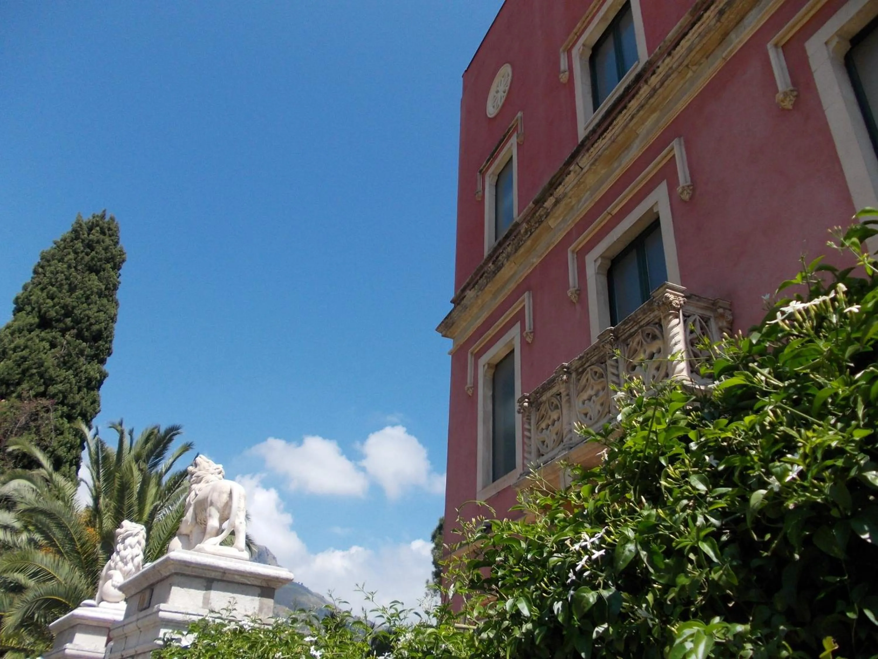Facade/entrance in Hotel "La Pensione Svizzera"