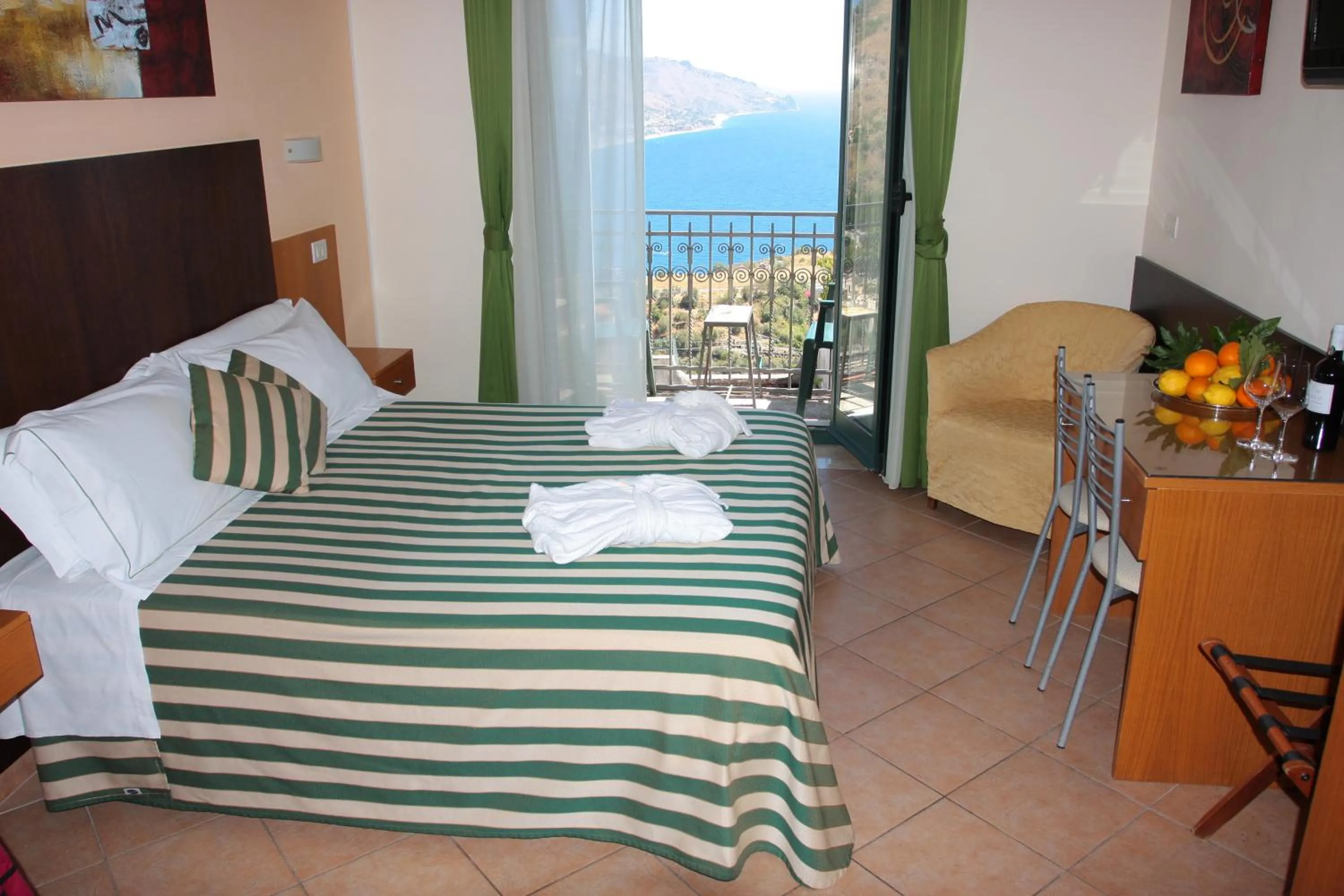 Bedroom, Bed in Hotel "La Pensione Svizzera"