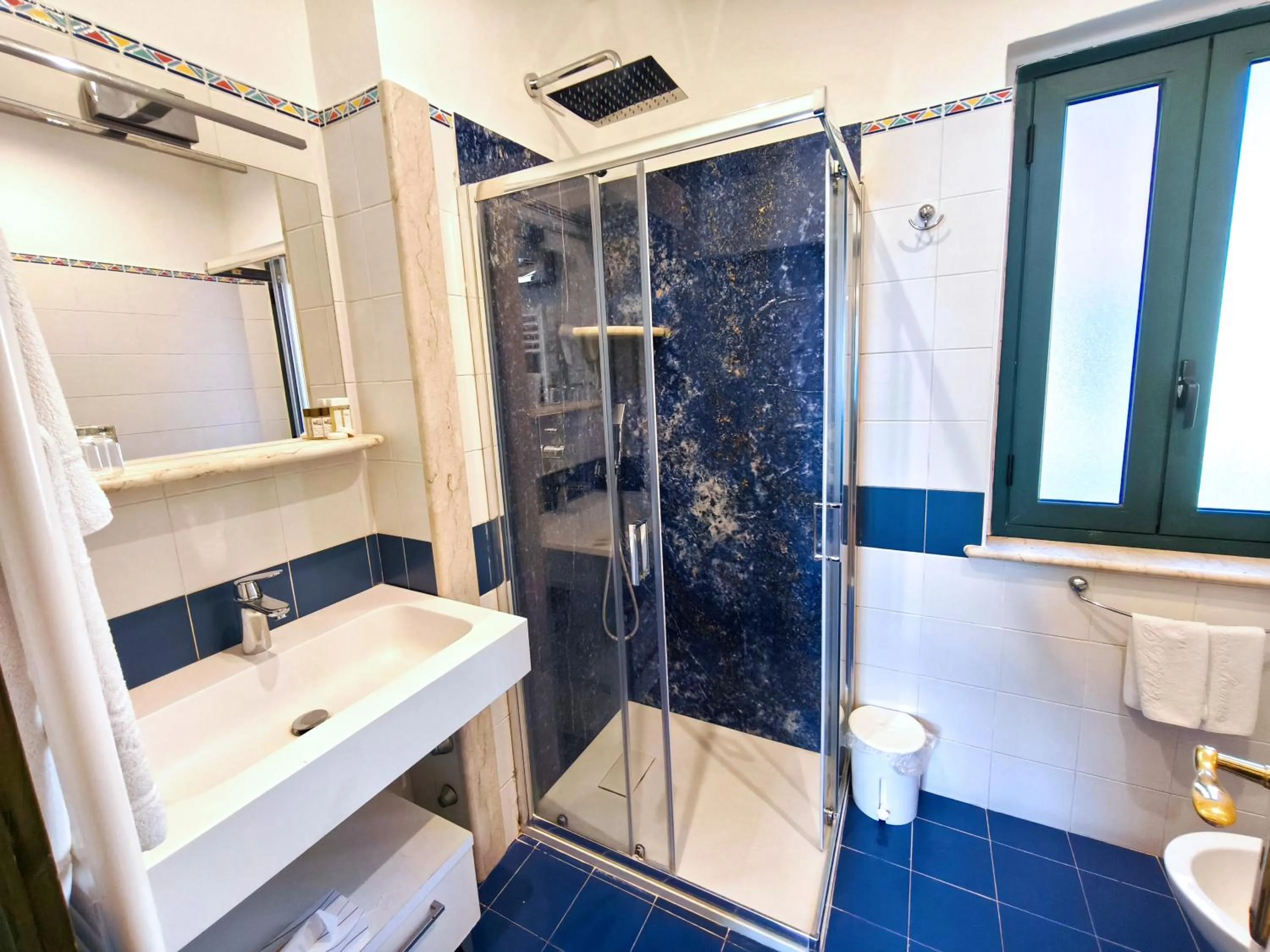 Bathroom in Hotel "La Pensione Svizzera"