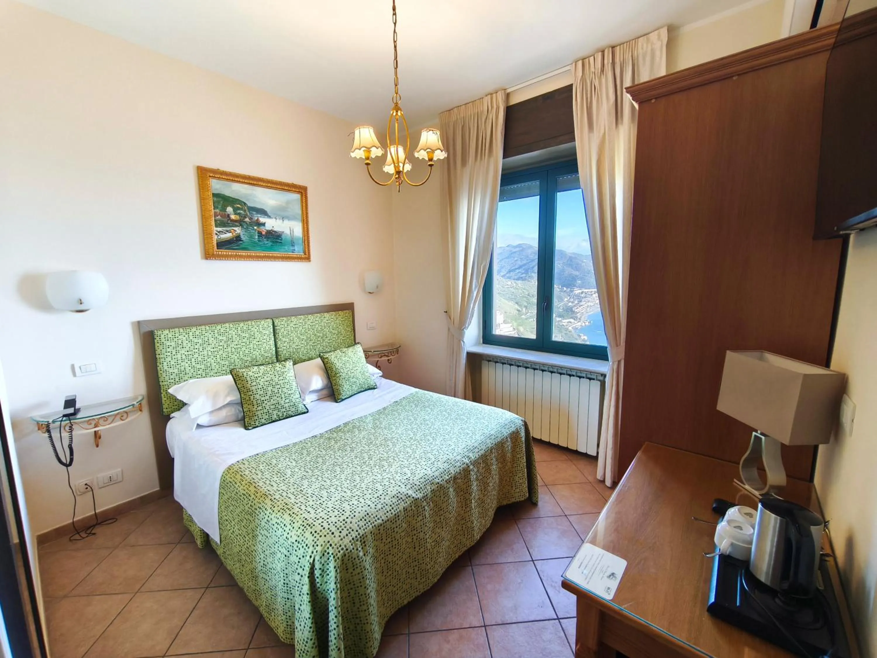 Photo of the whole room, Bed in Hotel "La Pensione Svizzera"