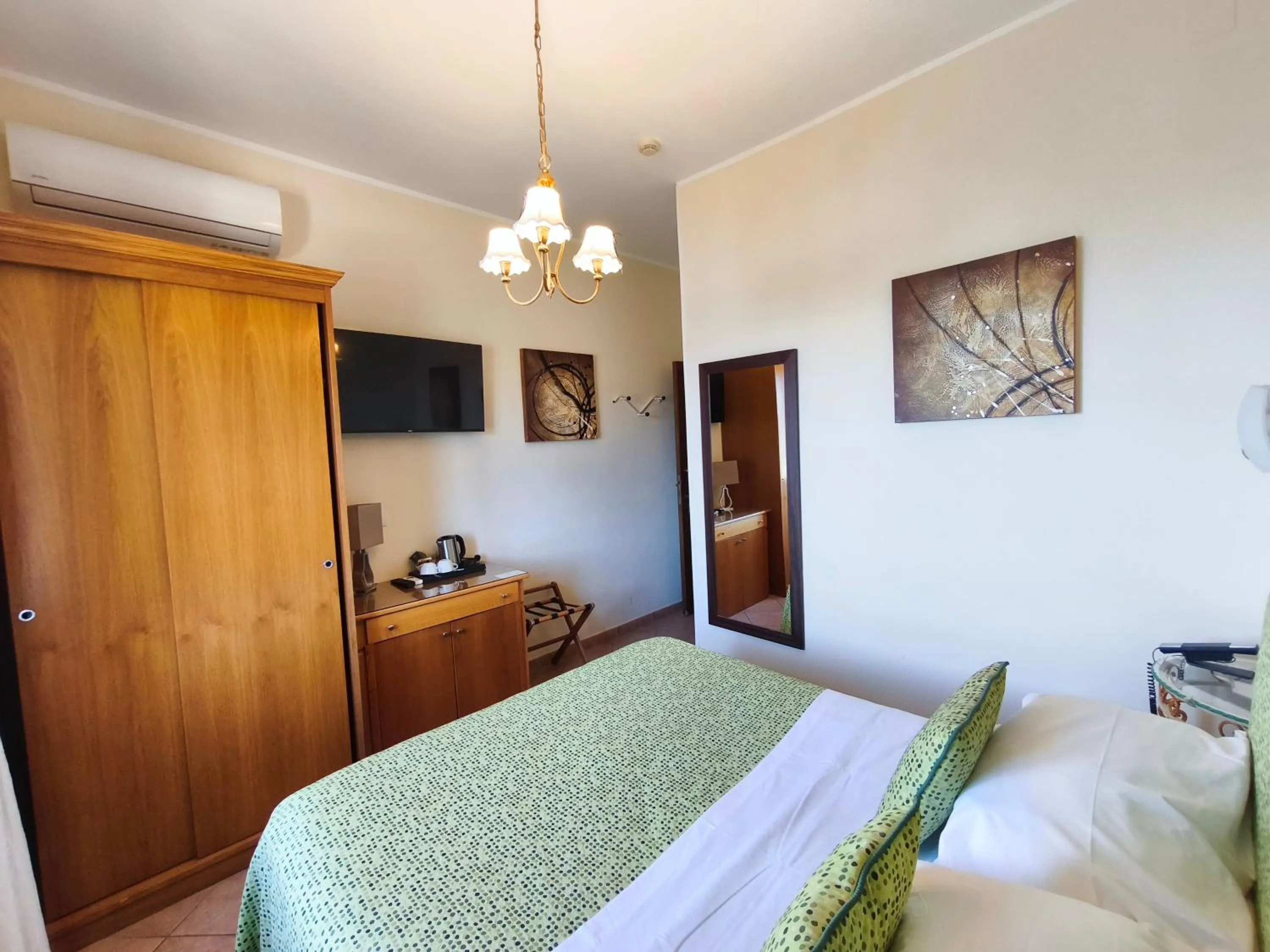 Photo of the whole room, Bed in Hotel "La Pensione Svizzera"