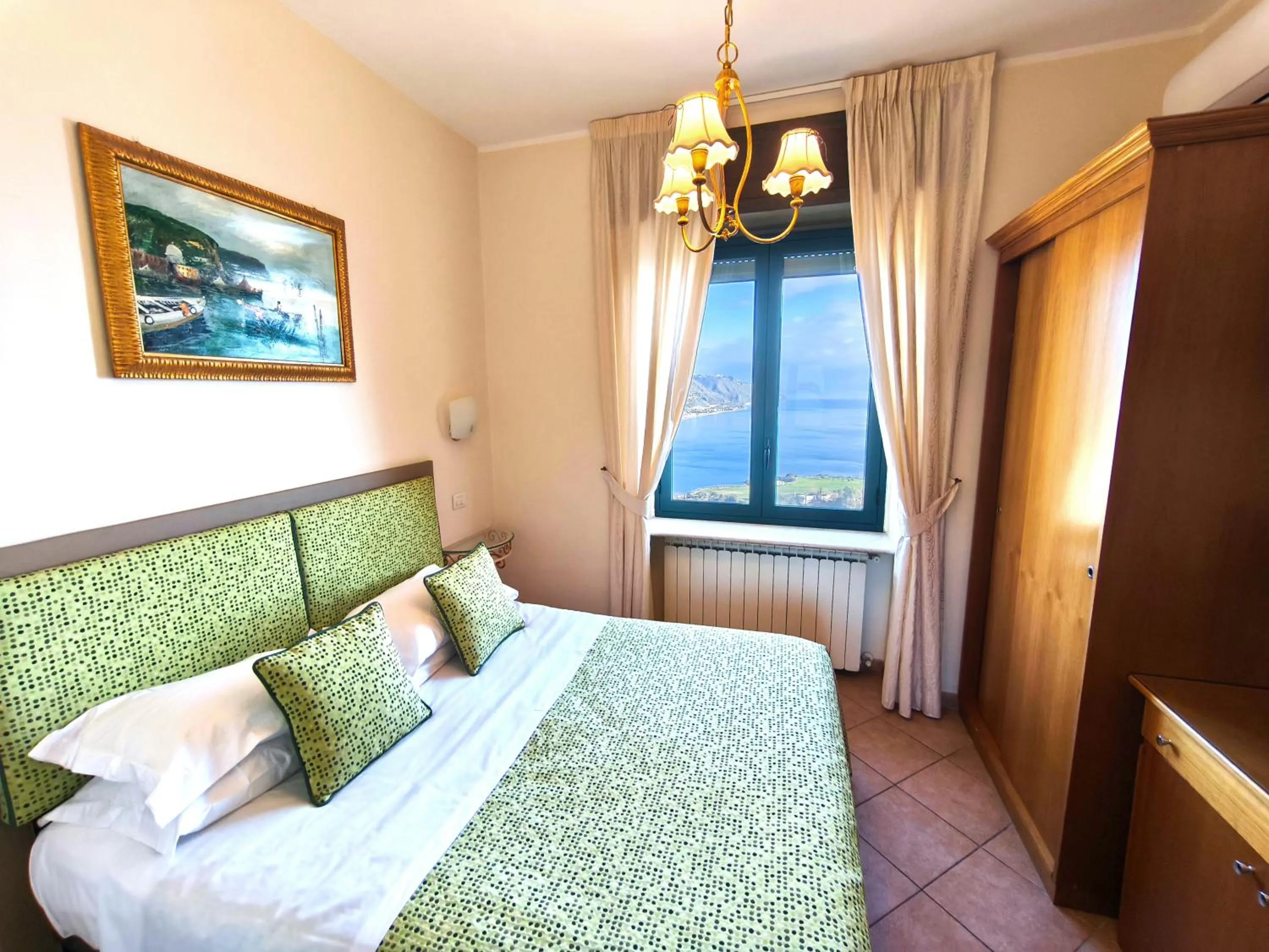 Photo of the whole room, Bed in Hotel "La Pensione Svizzera"