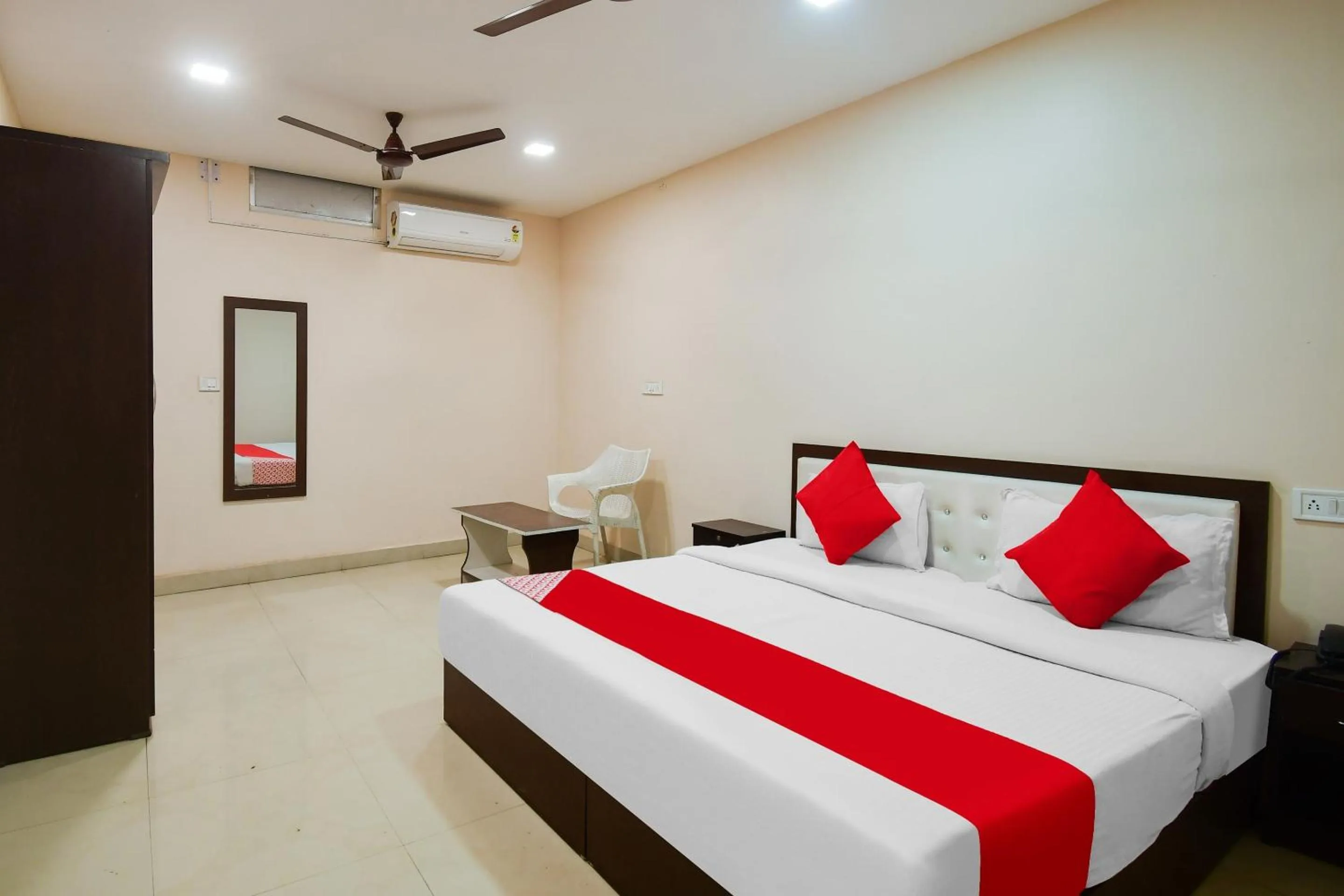 Bedroom, Bed in Hotel O Harihar Premium