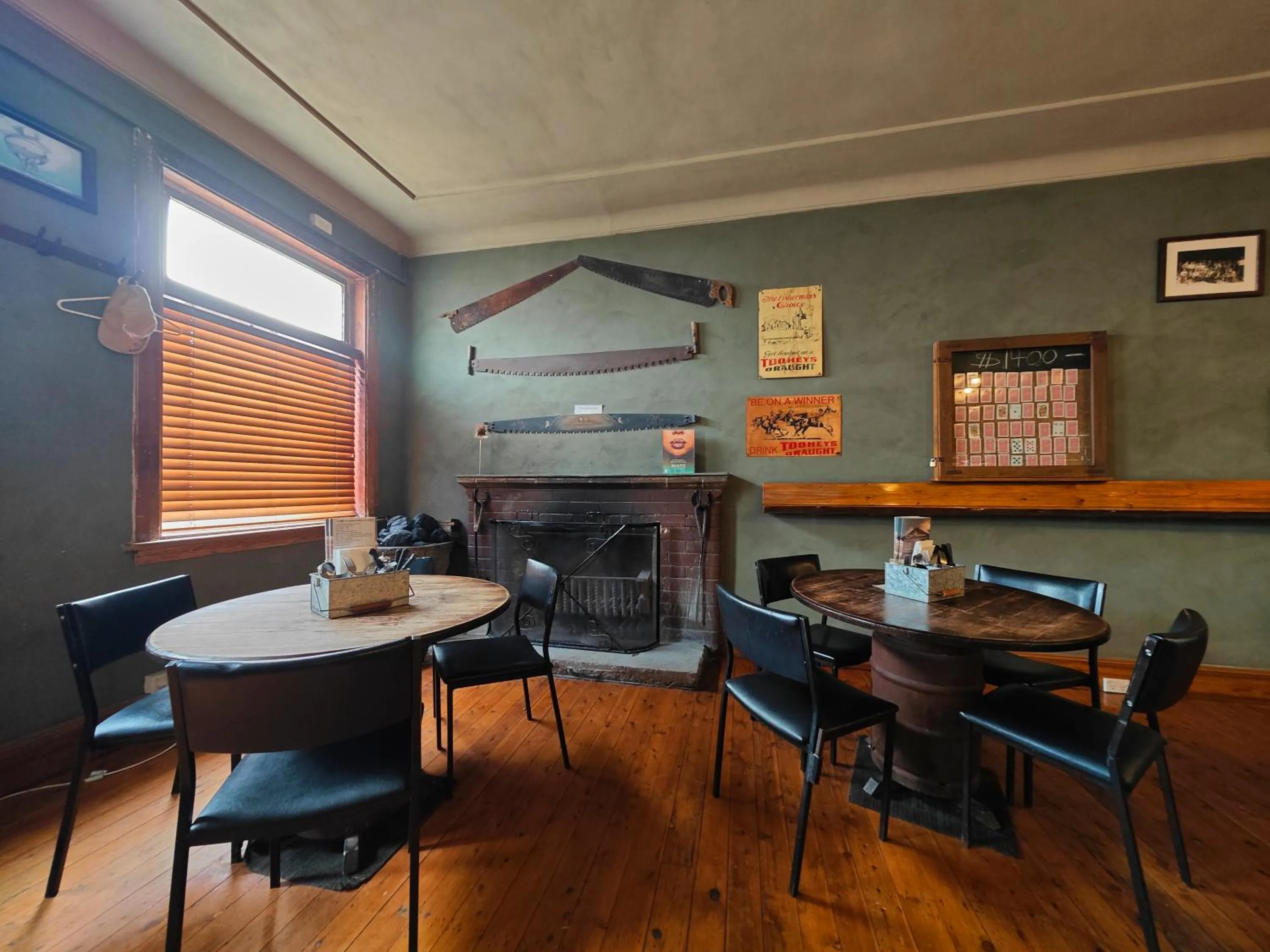 Restaurant/places to eat in Royal Hotel Capertee