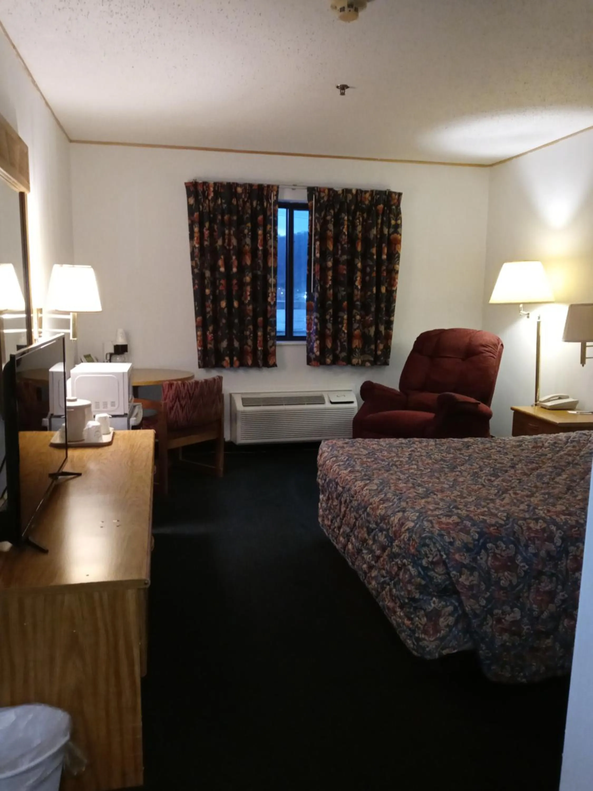 Bed in New Martinsville Inn