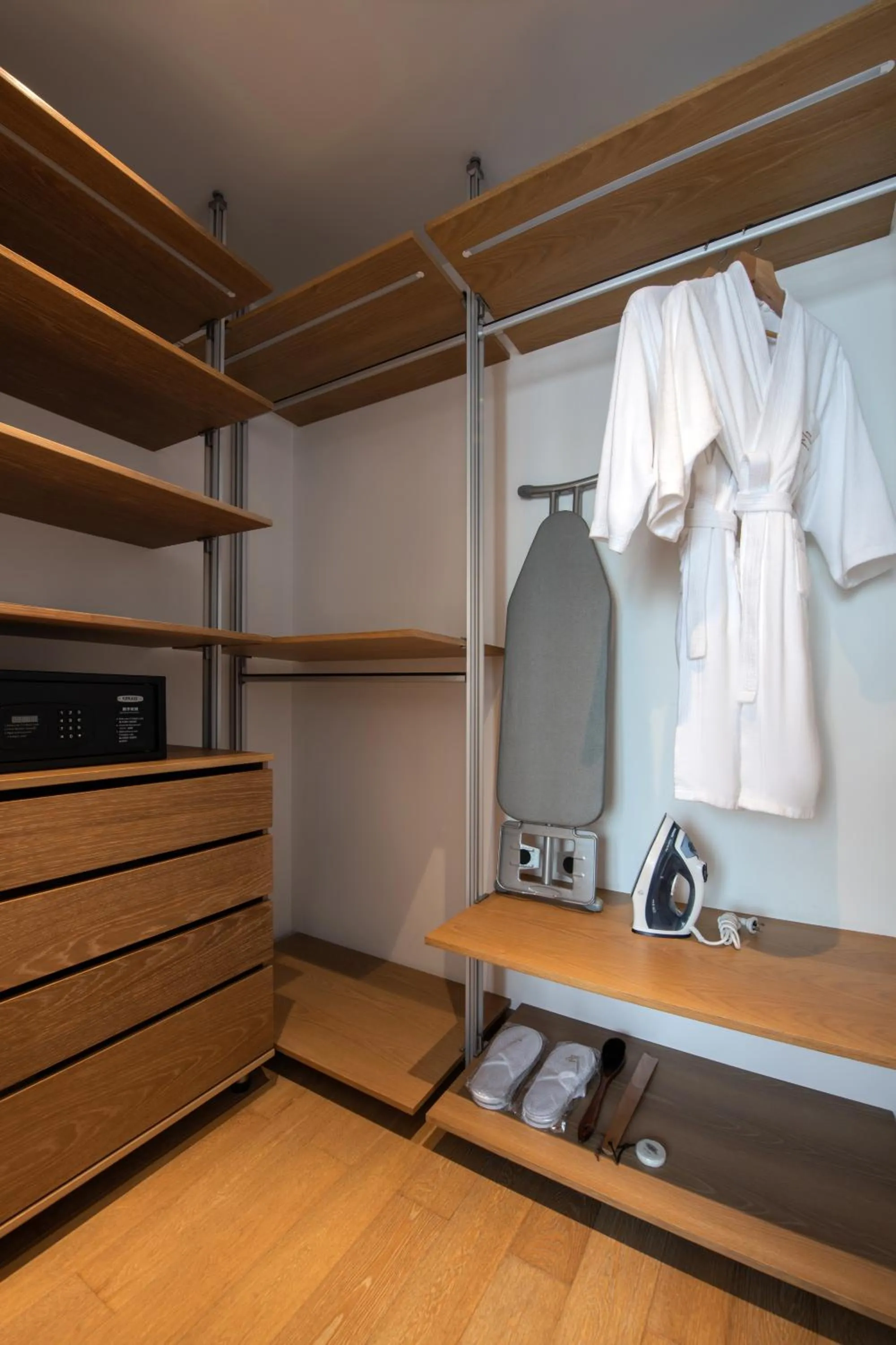 wardrobe in Grade Hotel Shenzhen Shekou Sea World