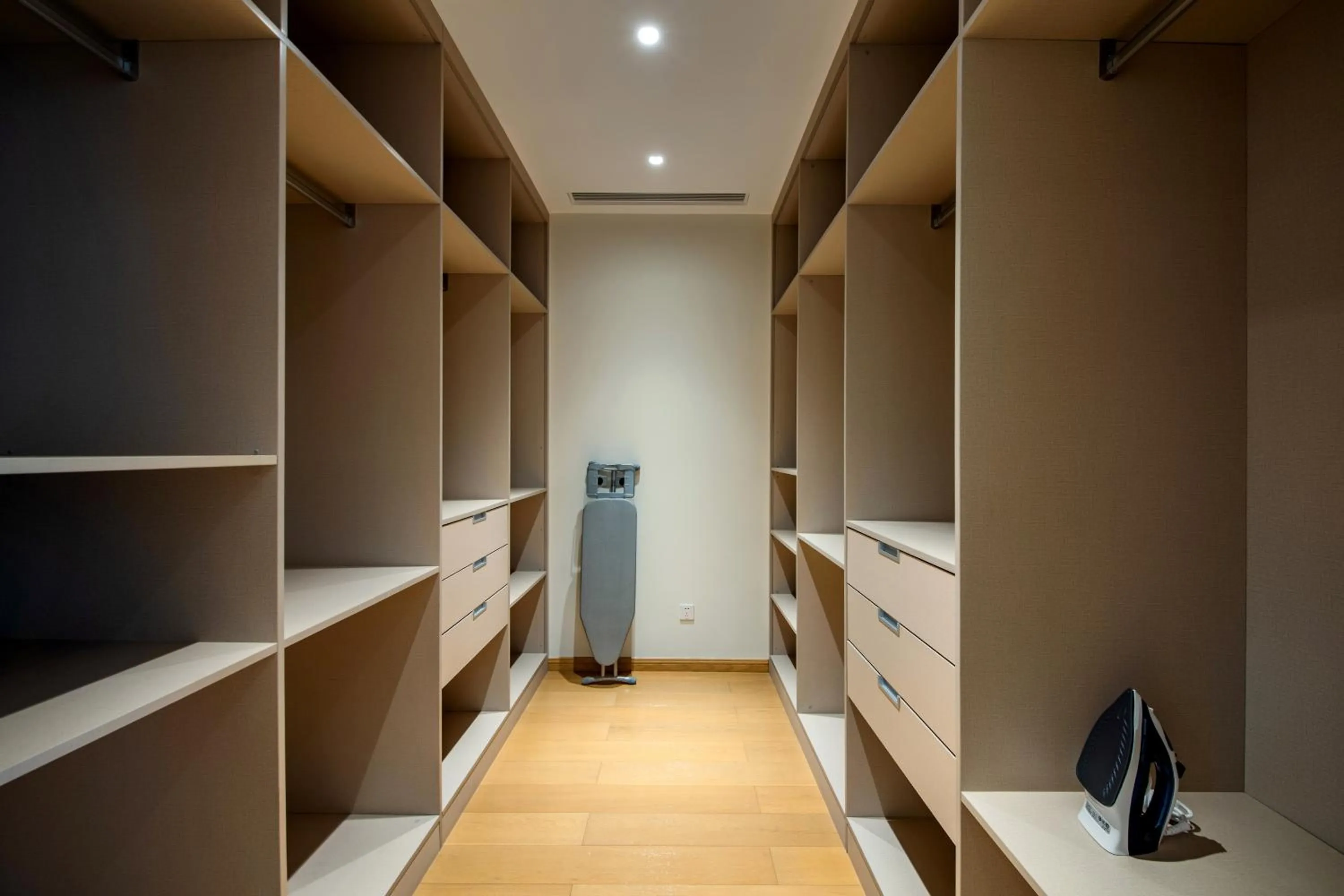 wardrobe in Grade Hotel Shenzhen Shekou Sea World