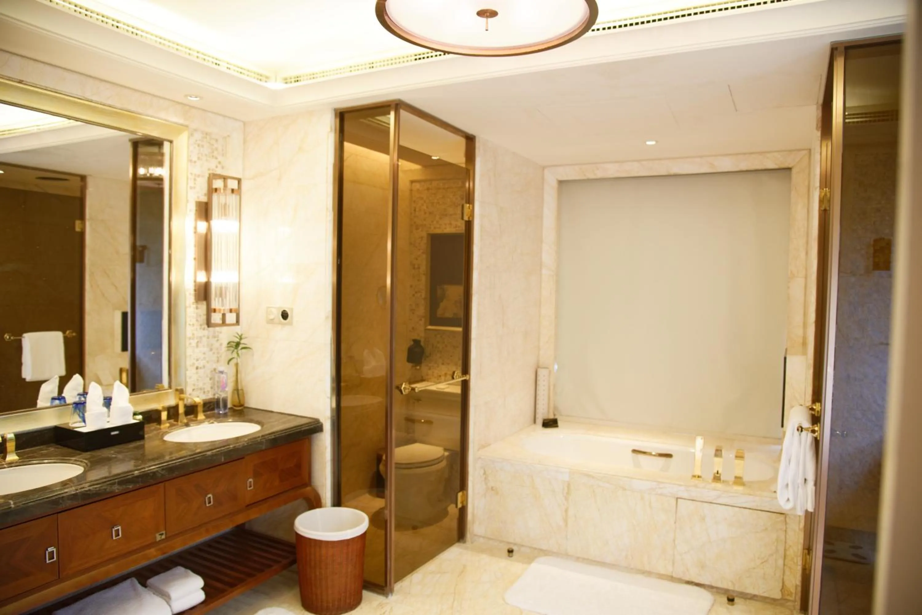 Toilet in Wanda Reign Resort & Villas Sanya Haitang Bay