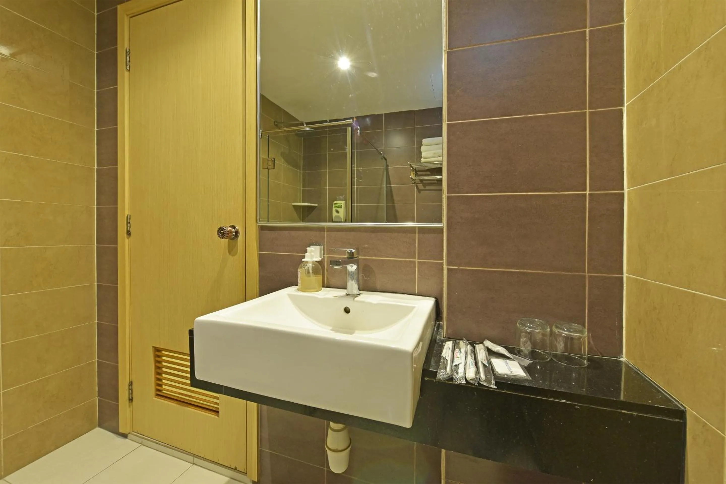 Bathroom in Collection O Melaka Near Dataran Pahlawan Formerly Ideals Hotel