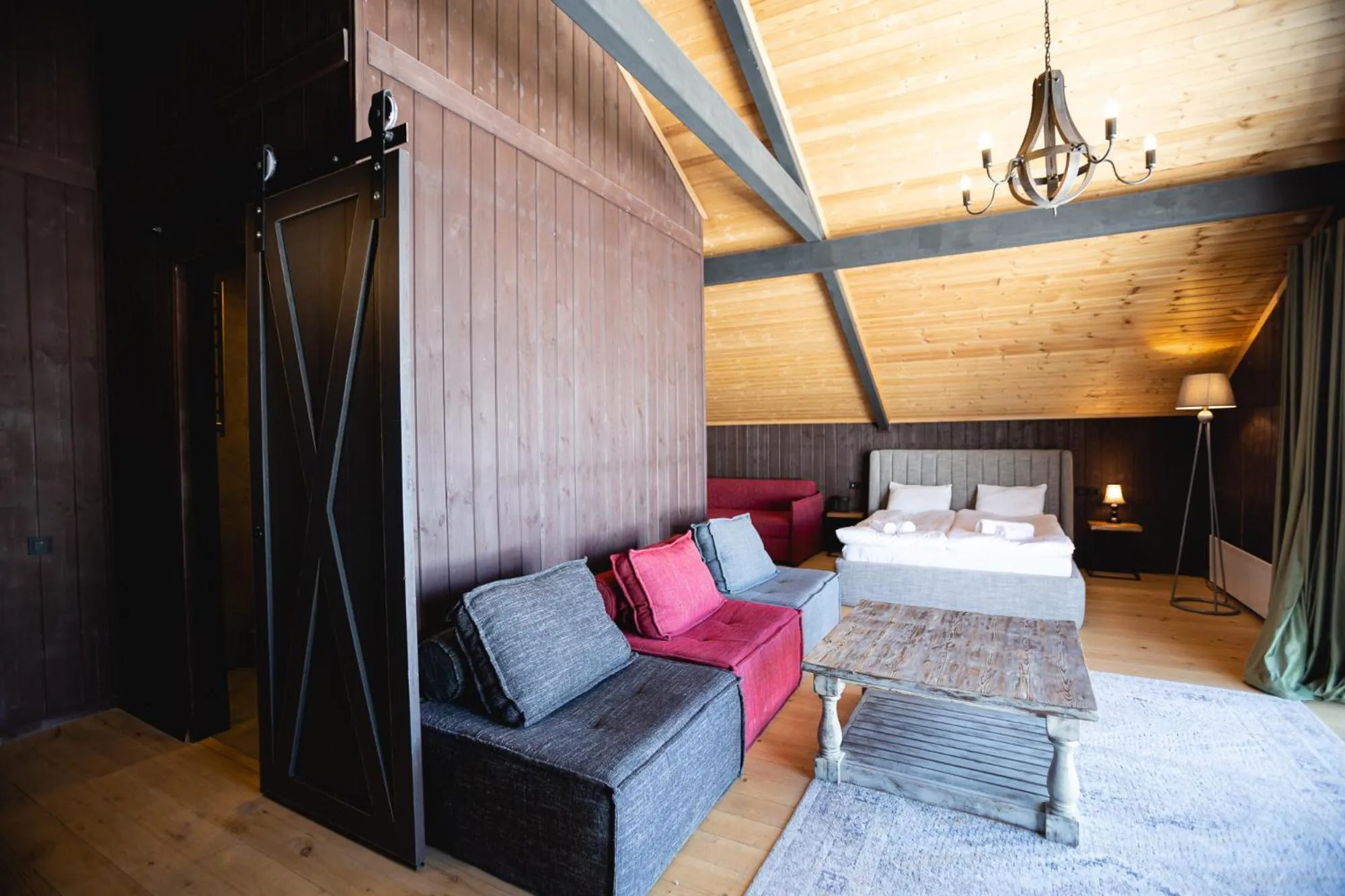 Living room, Bed in Hotel Roshe Gudauri