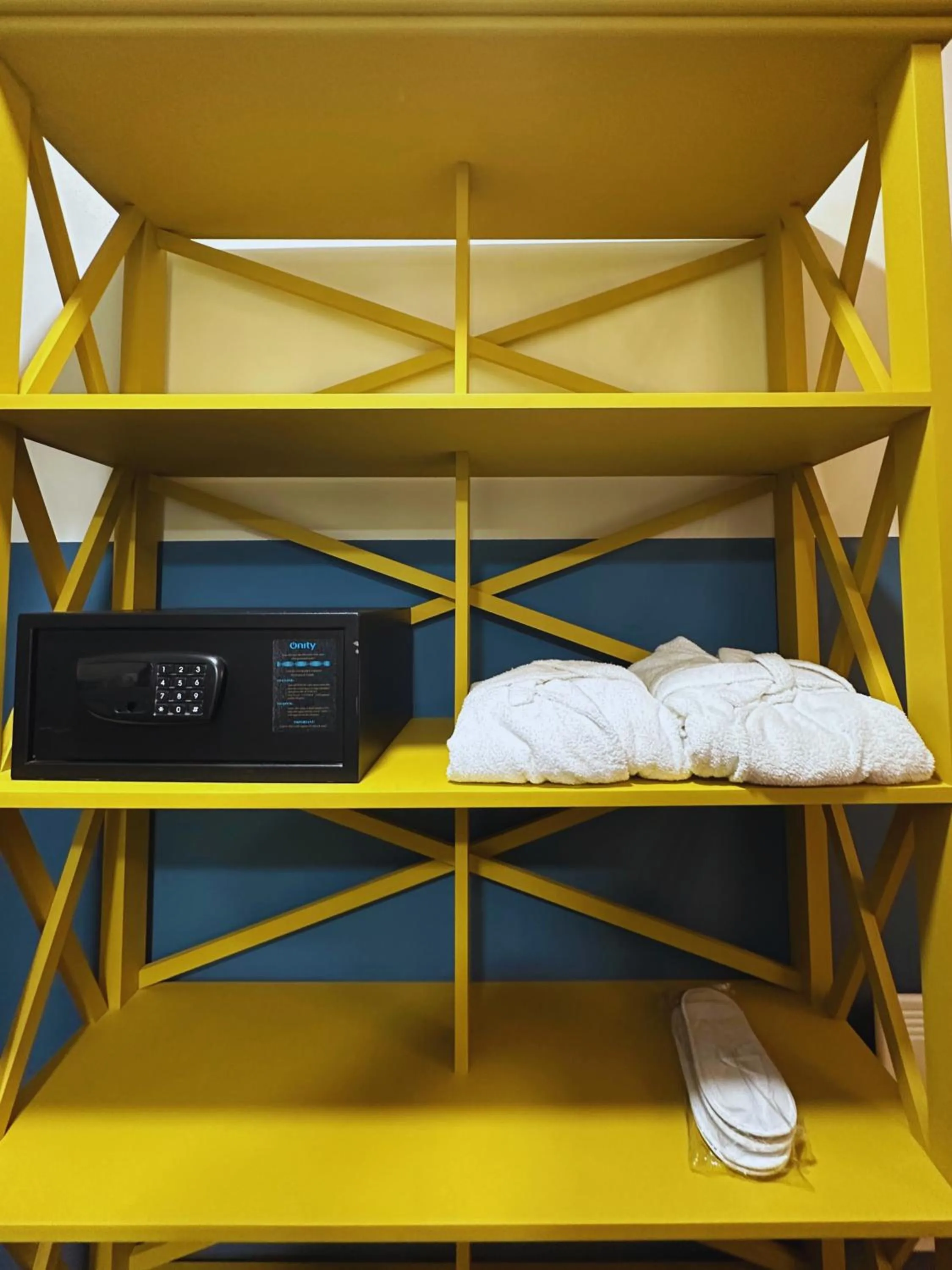 wardrobe, Bed in Hotel Roshe Gudauri