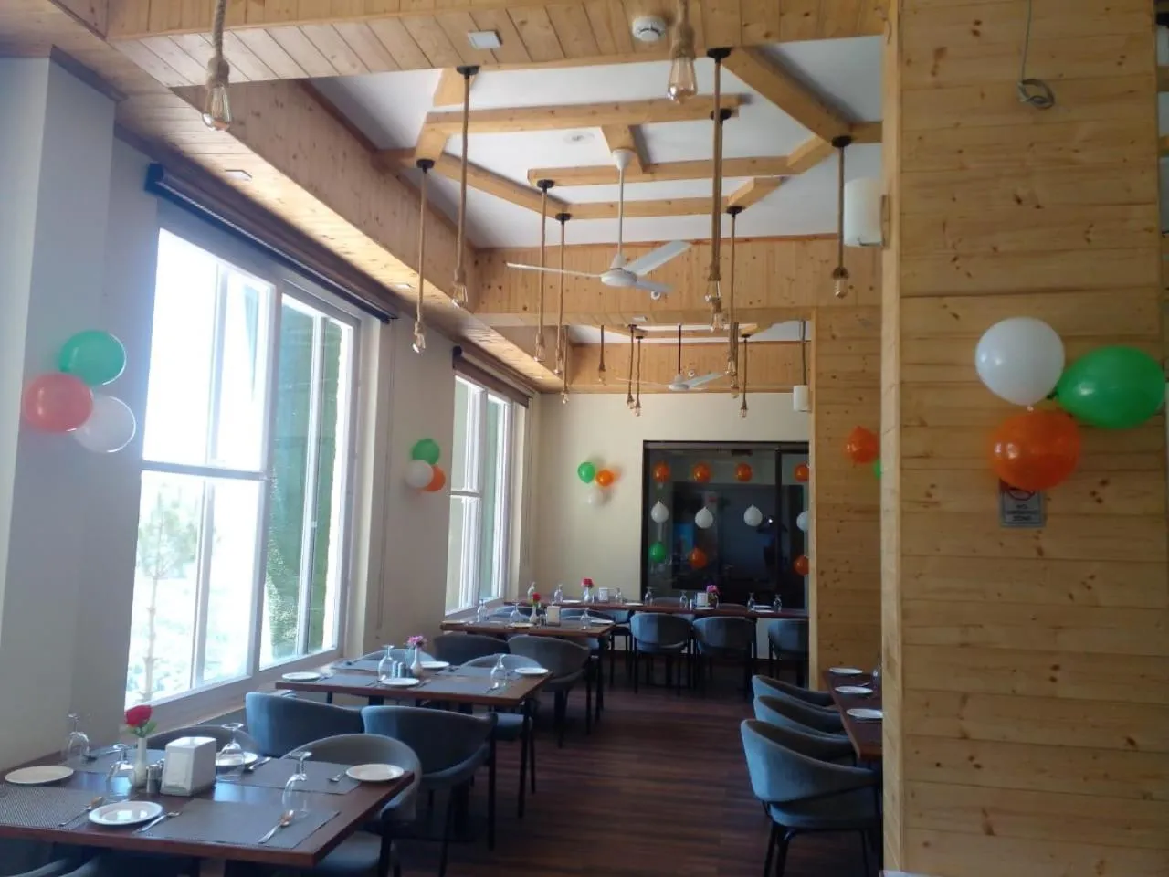 Restaurant/places to eat in Hotel Le Halcyon Kasauli