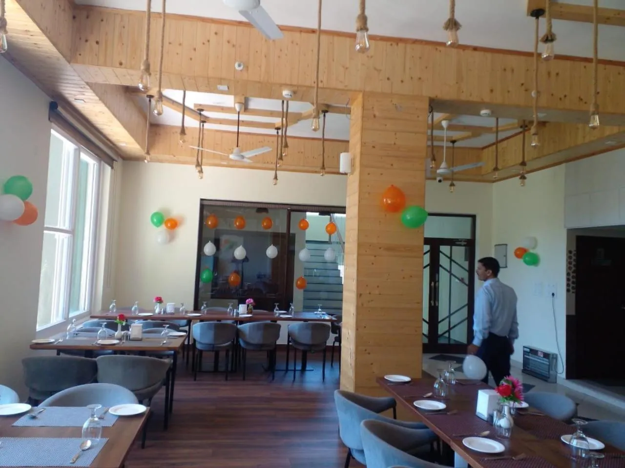 Restaurant/places to eat in Hotel Le Halcyon Kasauli