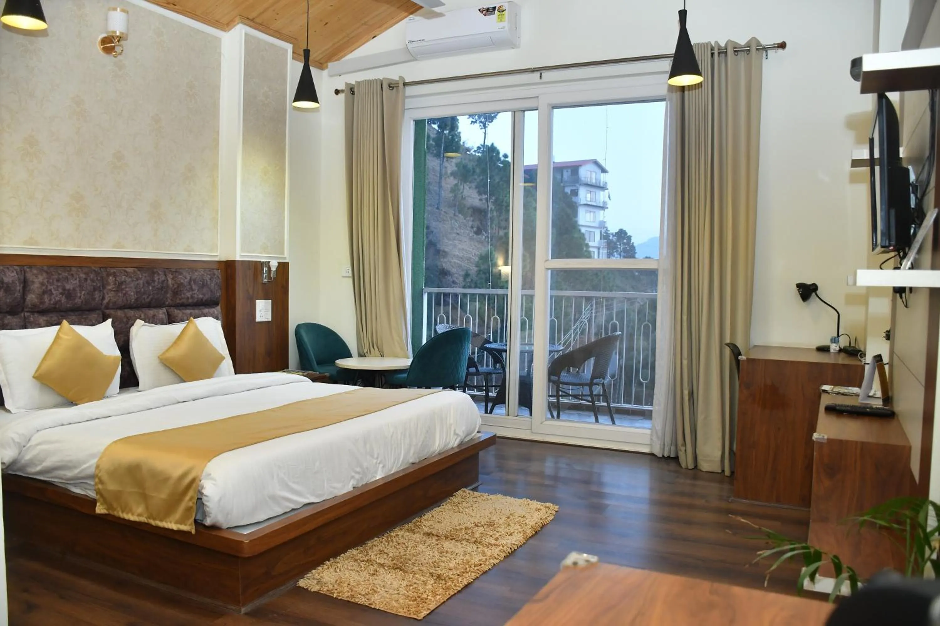 Bed in Hotel Le Halcyon Kasauli