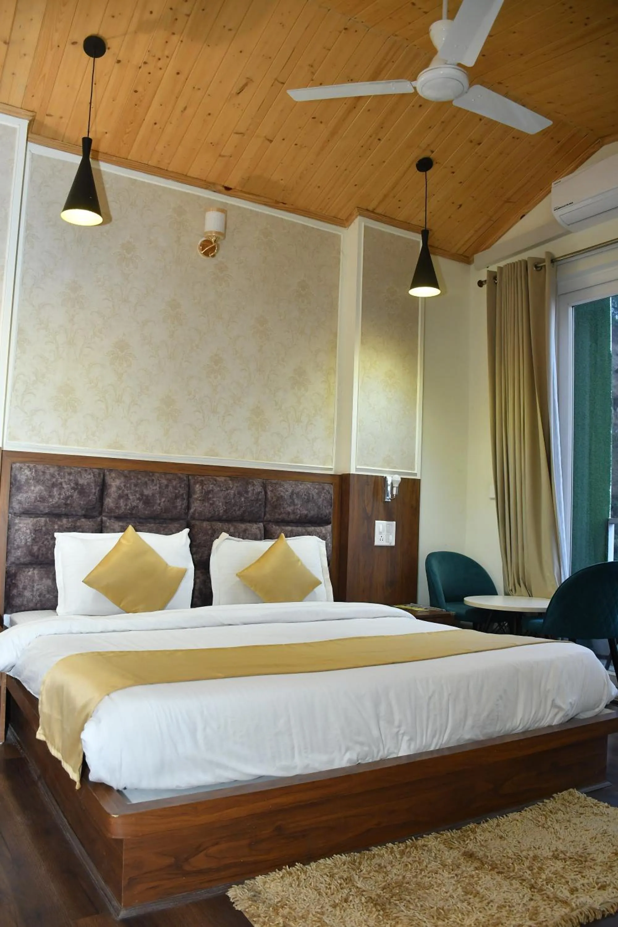 Bed in Hotel Le Halcyon Kasauli