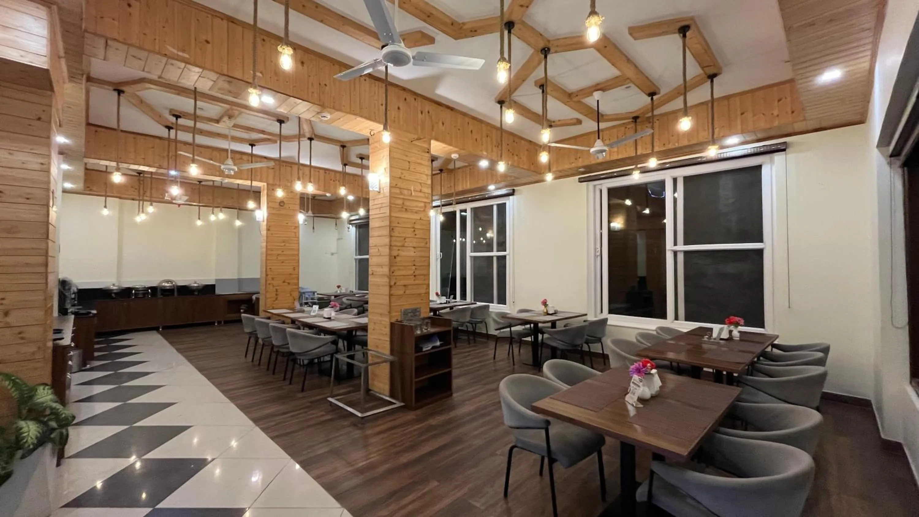 Restaurant/places to eat in Hotel Le Halcyon Kasauli