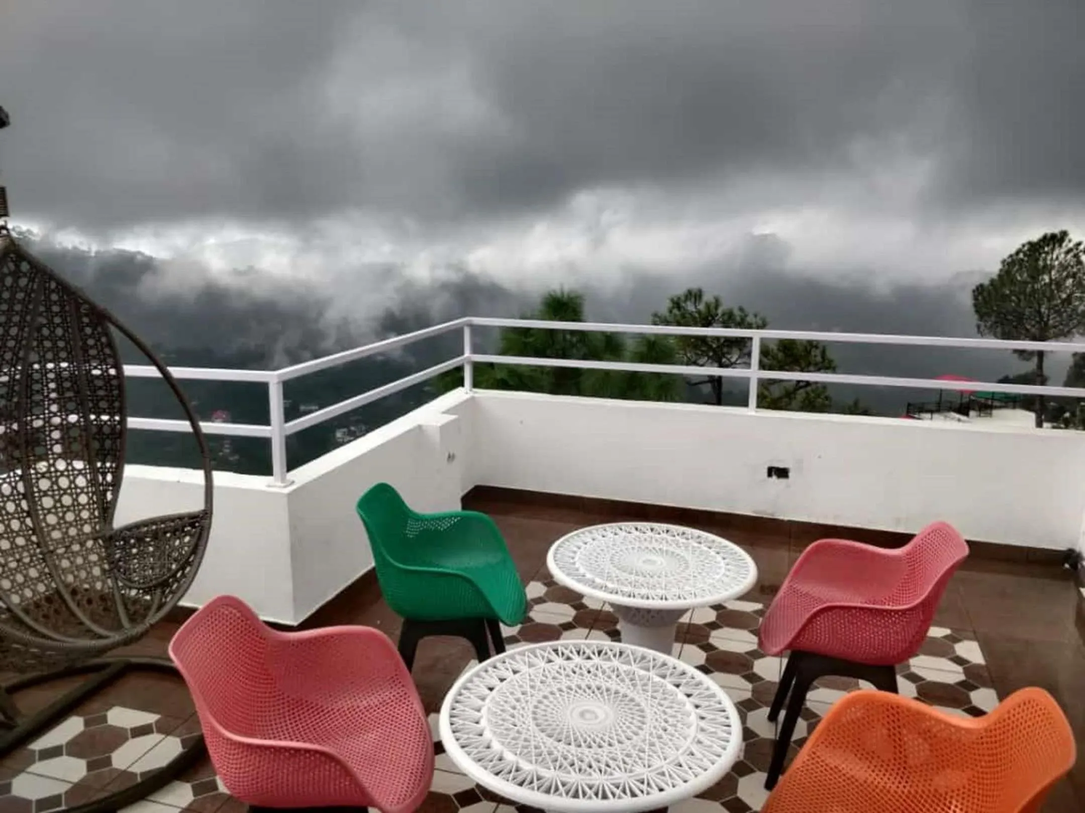Mountain view in Hotel Le Halcyon Kasauli