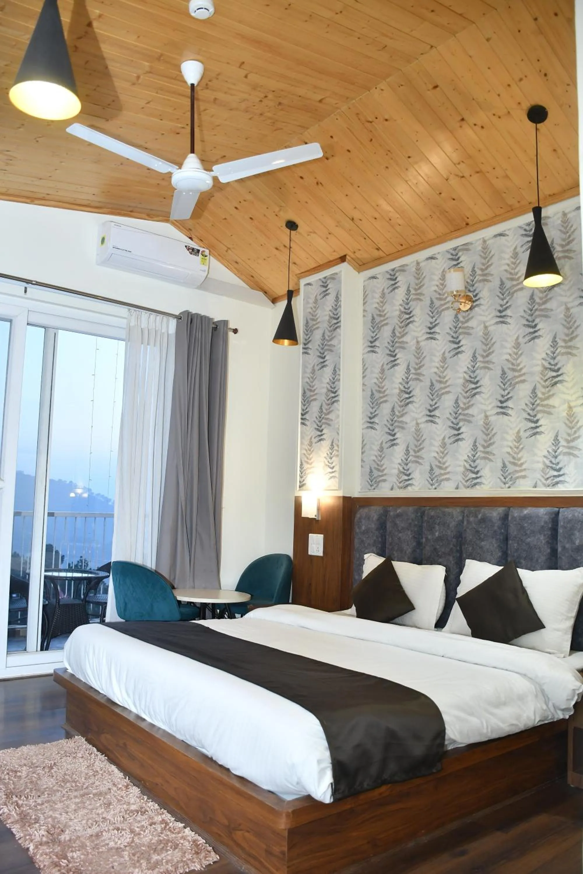 Bedroom, Bed in Hotel Le Halcyon Kasauli