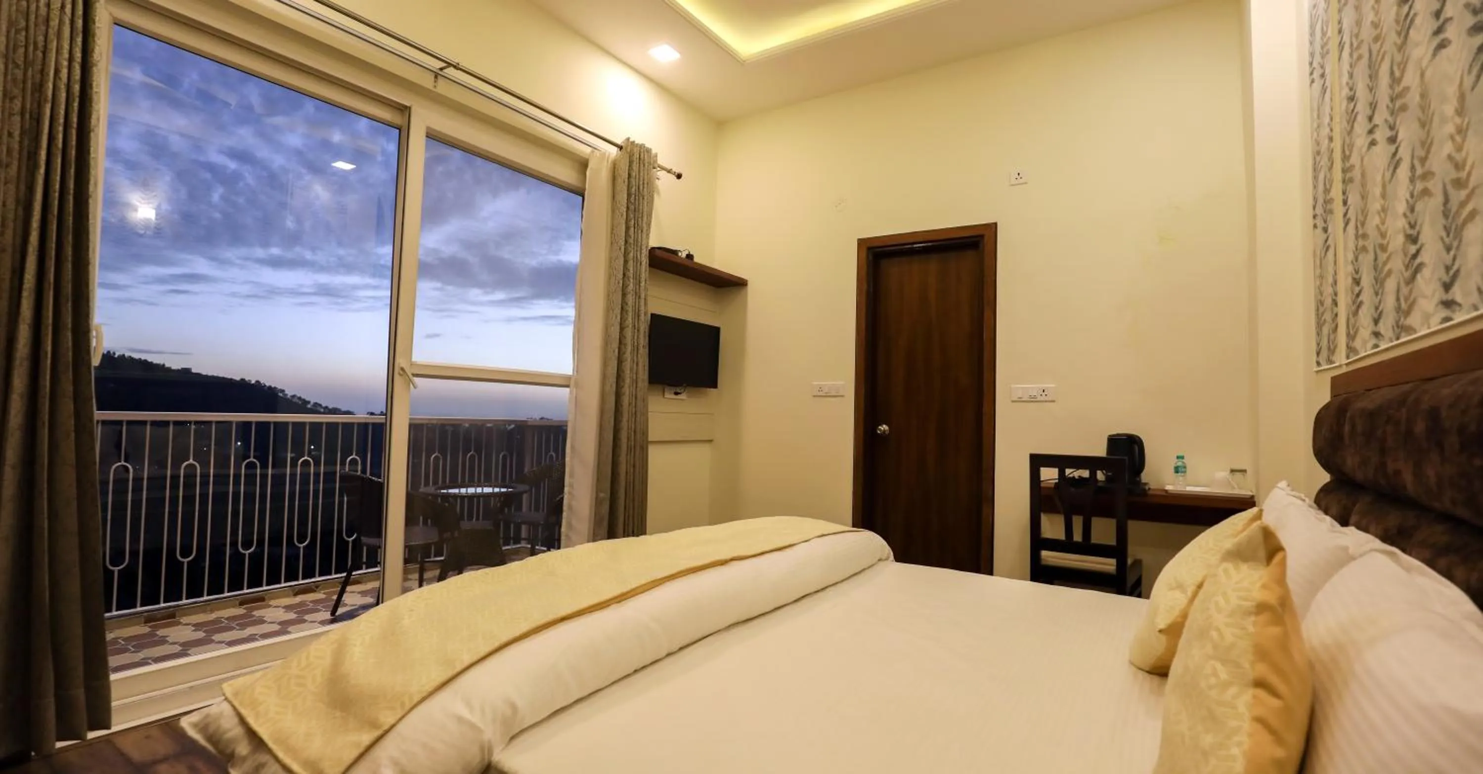 Balcony/Terrace, Bed in Hotel Le Halcyon Kasauli