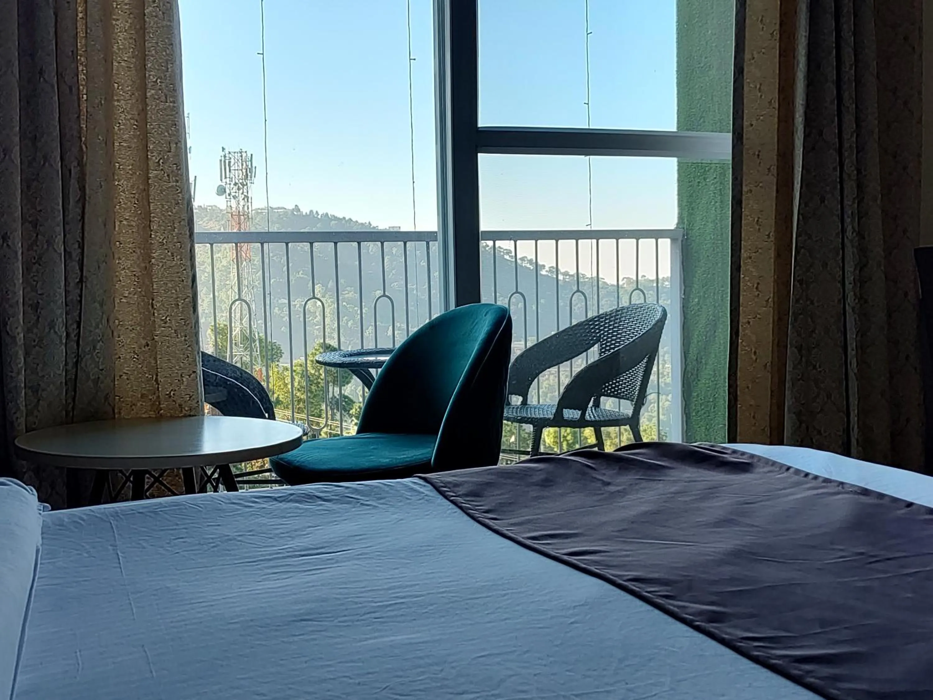 Bed in Hotel Le Halcyon Kasauli