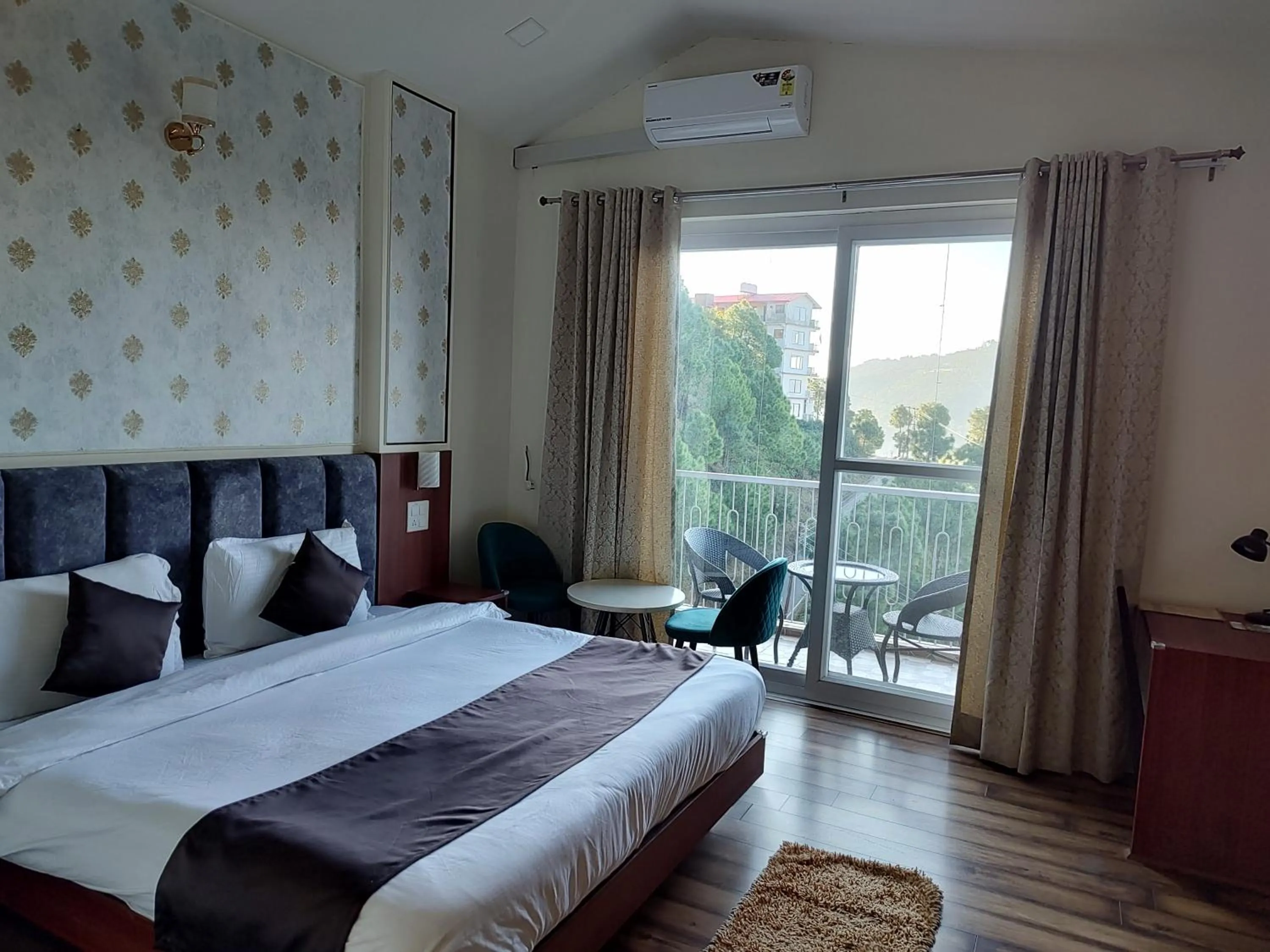 Bed in Hotel Le Halcyon Kasauli