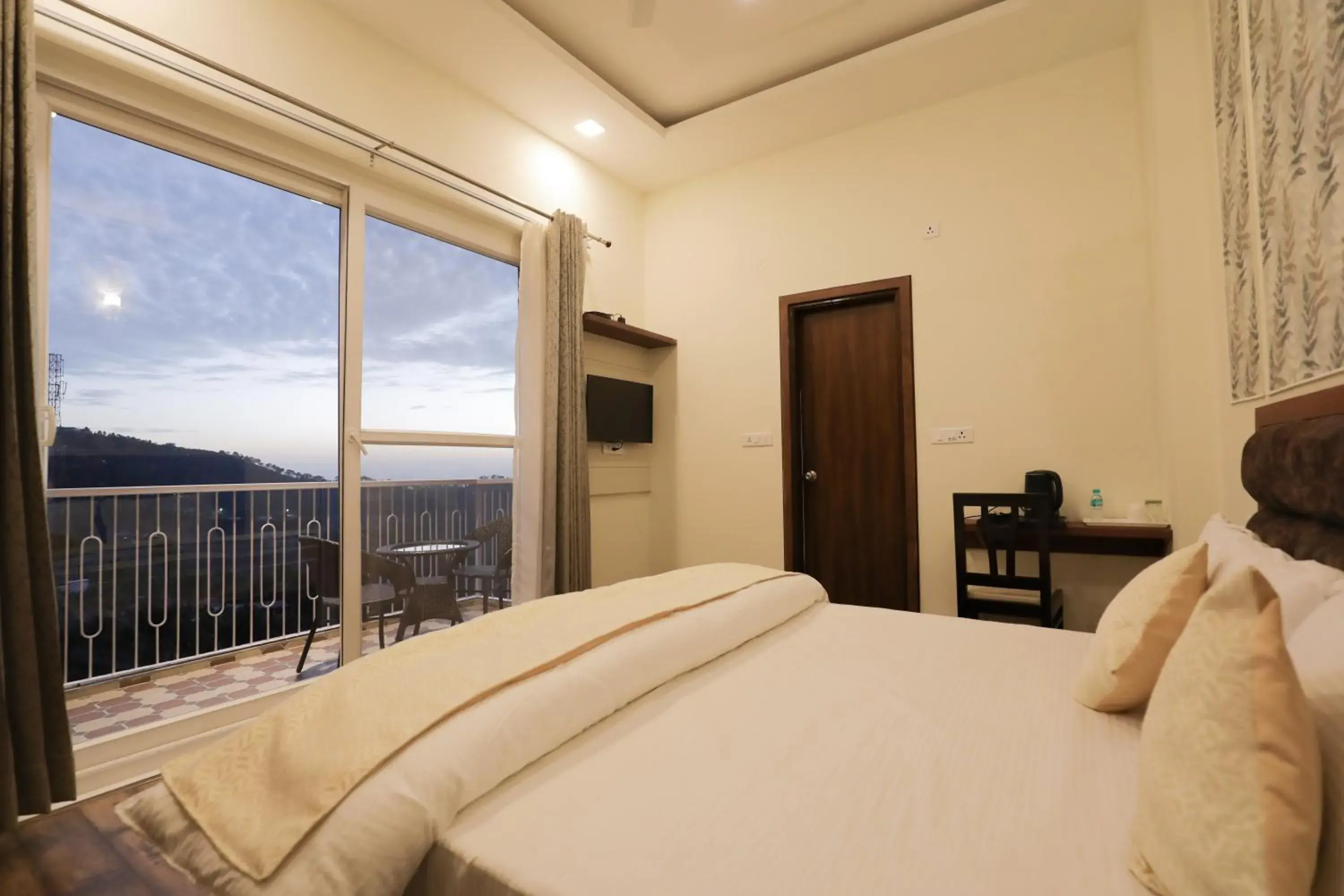 View (from property/room), Bed in Hotel Le Halcyon Kasauli View (from property/room), Bed in Hotel Le Halcyon Kasauli