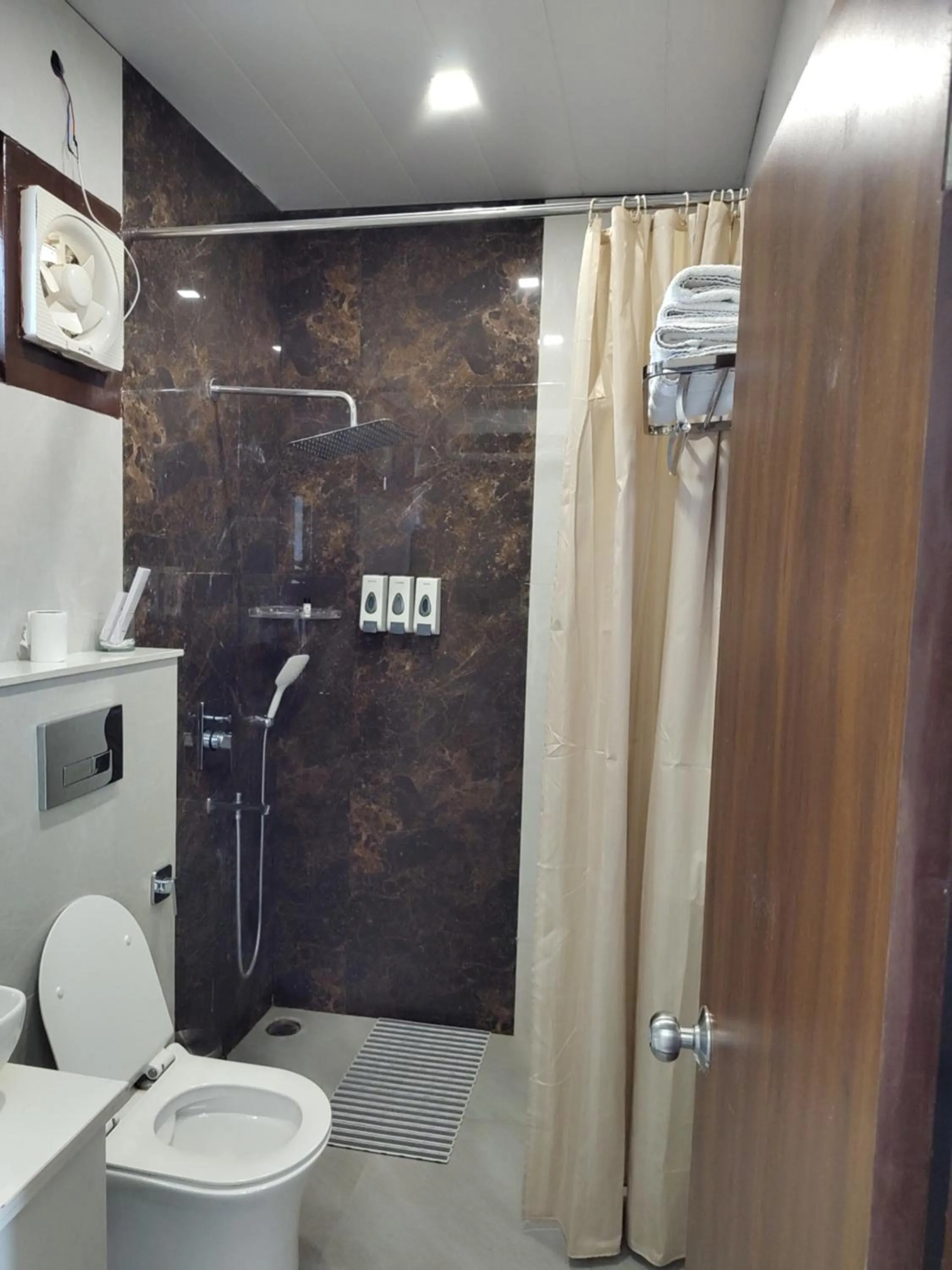 Bathroom in Hotel Le Halcyon Kasauli