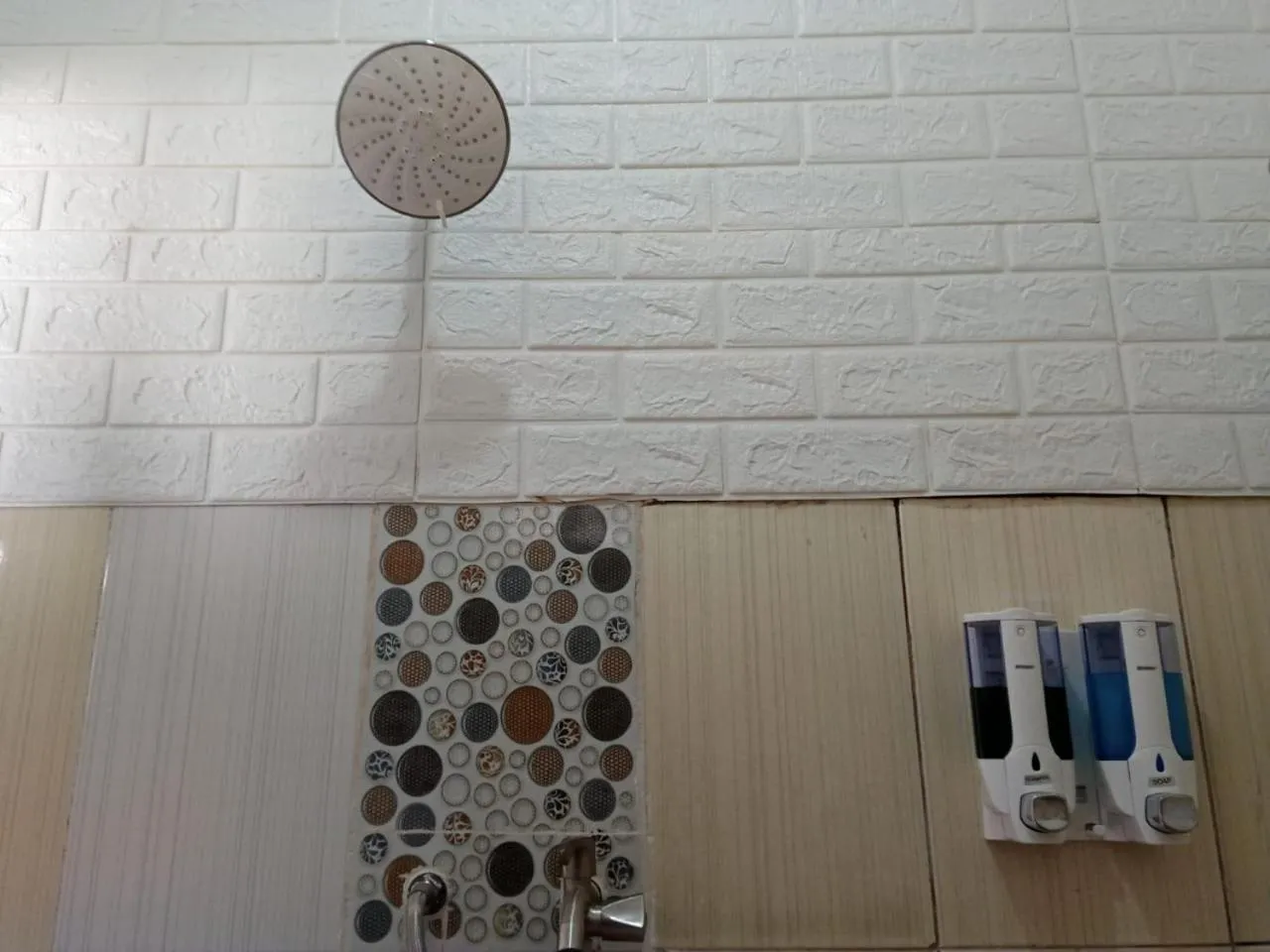 Shower in Hotel 41 Maribaya