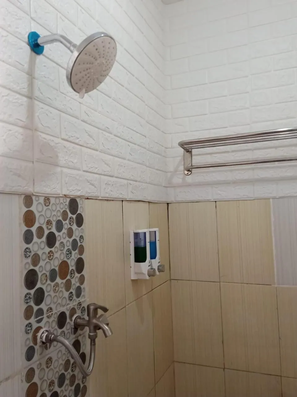 Shower in Hotel 41 Maribaya