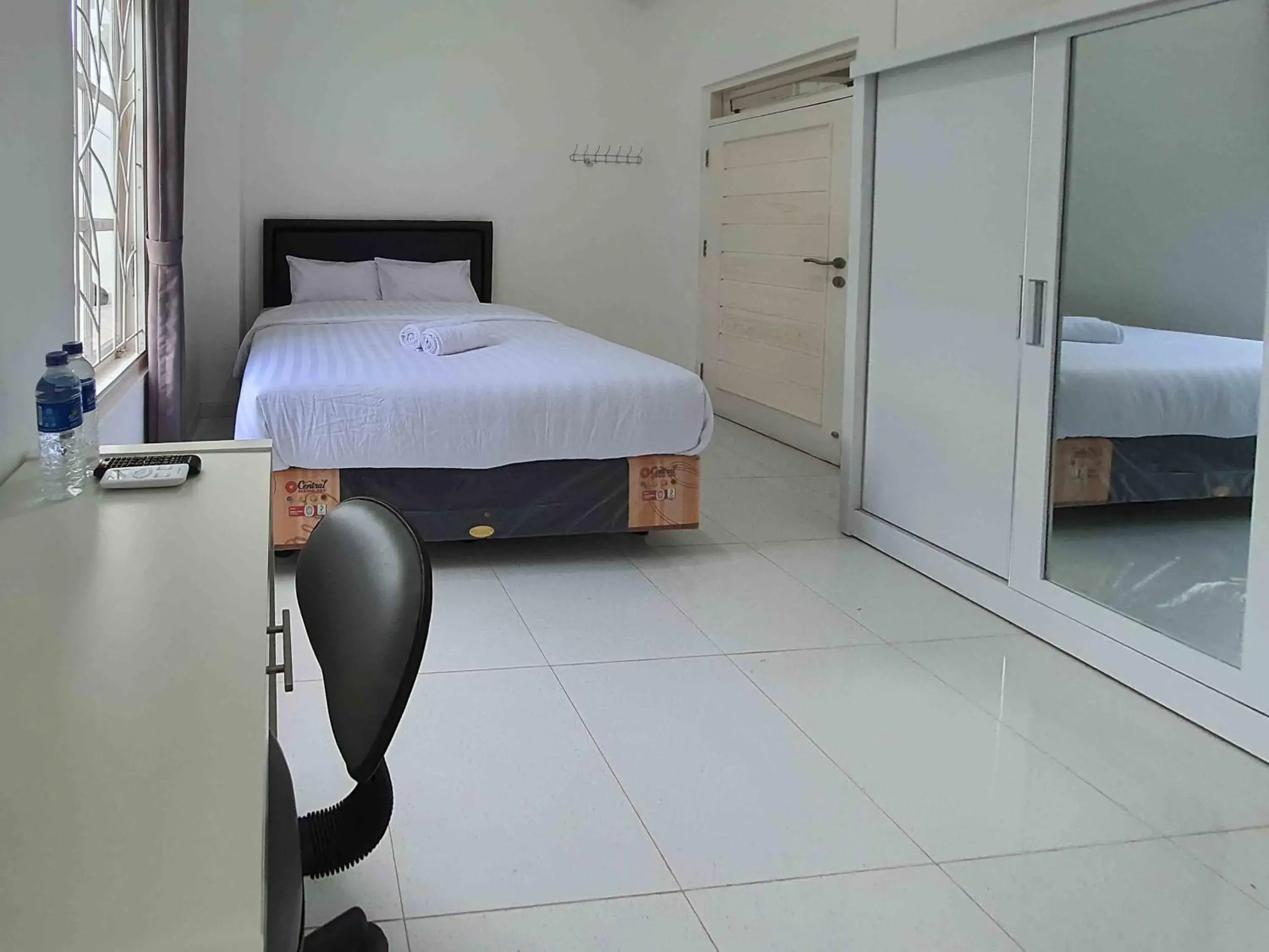 Superior Double Room in RedDoorz Syariah at Jalan Godean Superior Double Room in RedDoorz Syariah at Jalan Godean