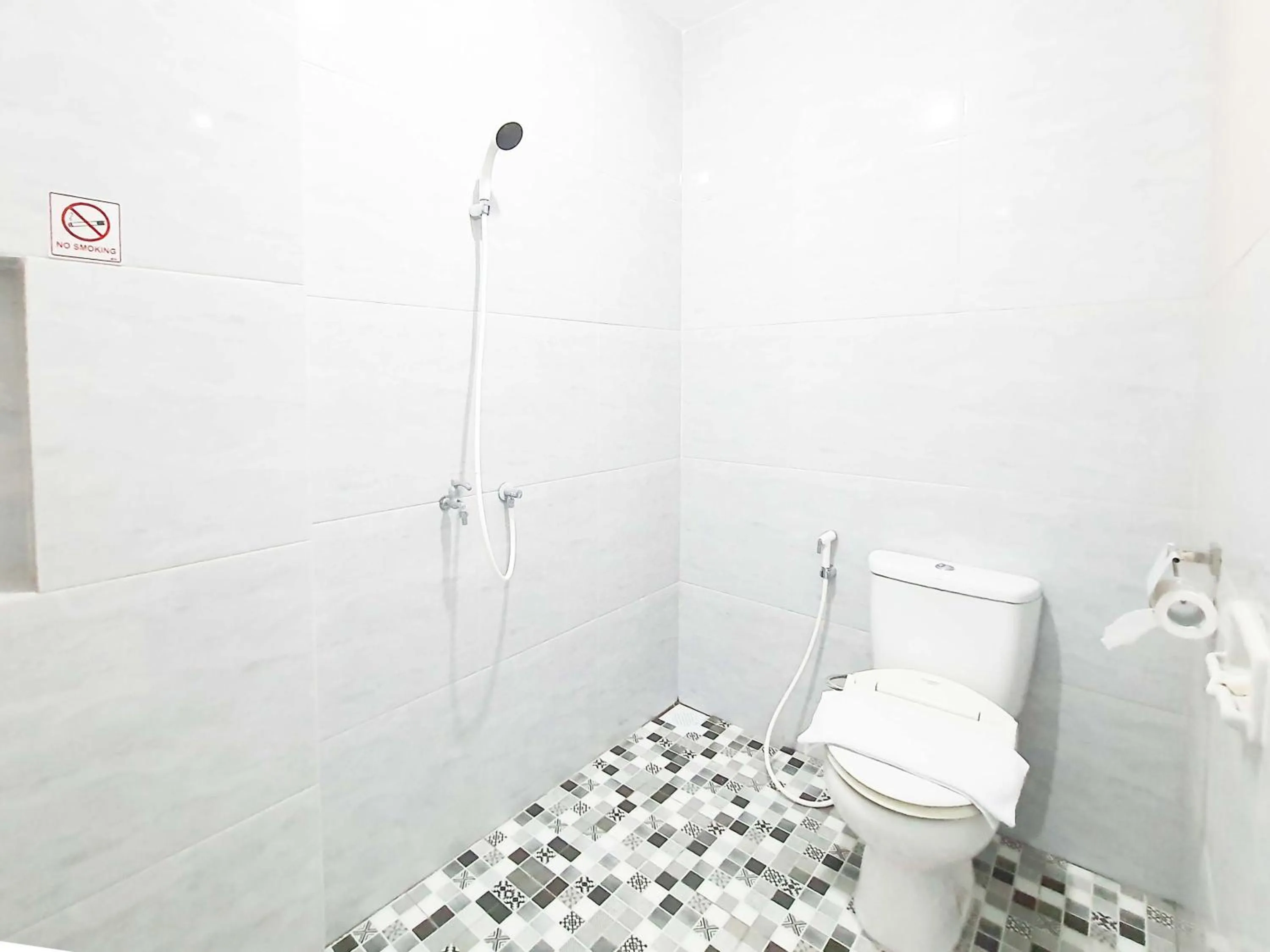 Bathroom in RedDoorz Syariah at Jalan Godean