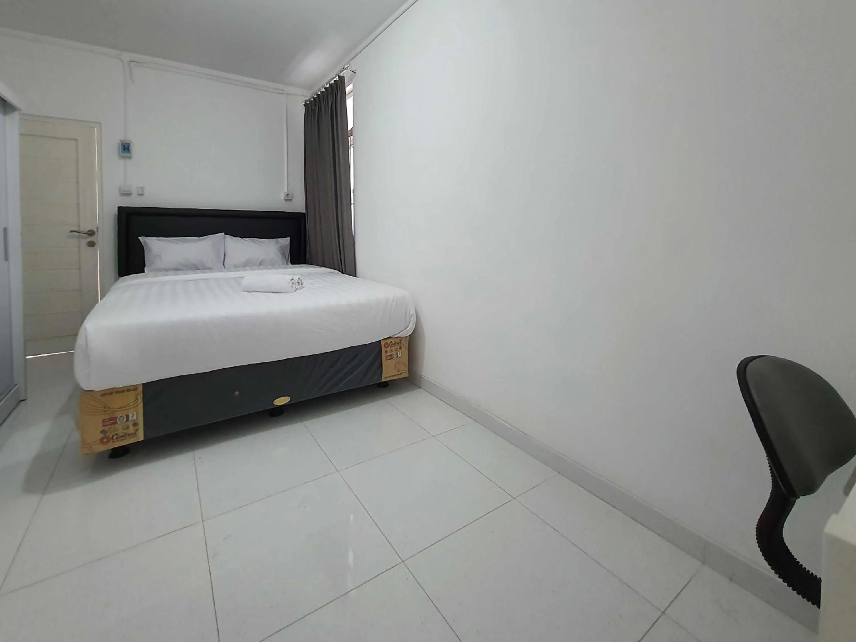 Bedroom, Bed in RedDoorz Syariah at Jalan Godean