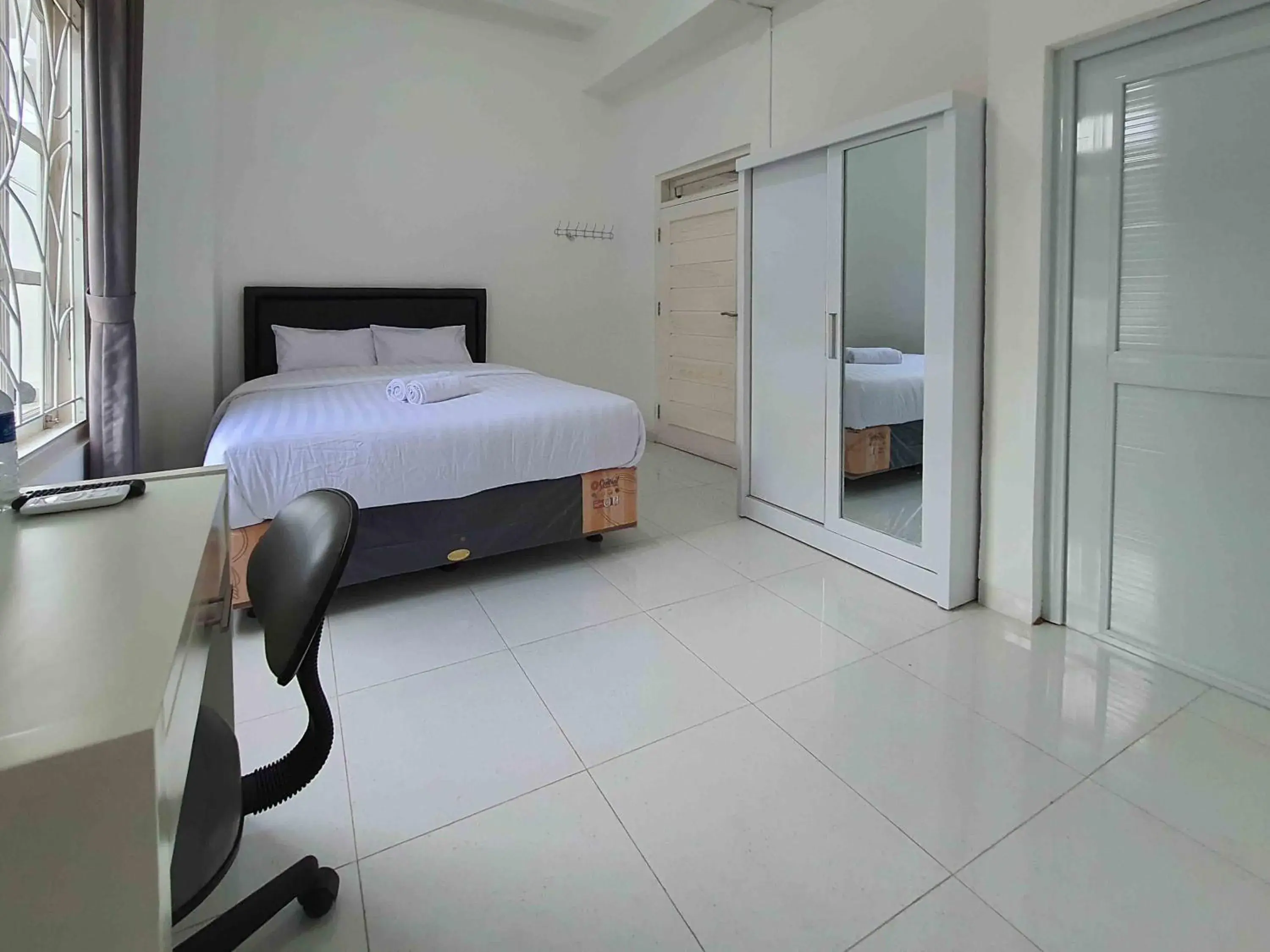 Superior Double Room in RedDoorz Syariah at Jalan Godean Superior Double Room in RedDoorz Syariah at Jalan Godean