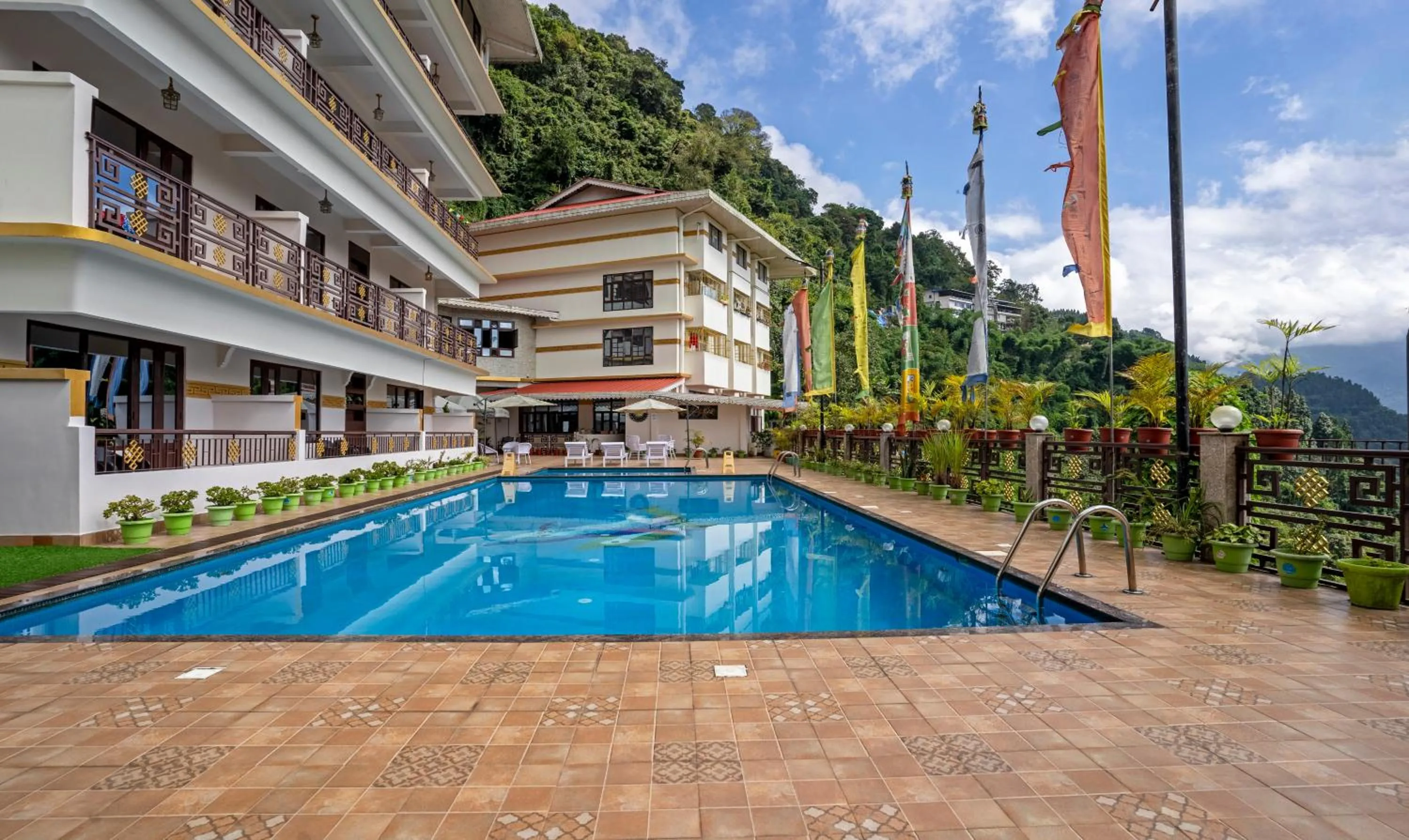 Swimming pool in Tempo Heritage Resort & Spa