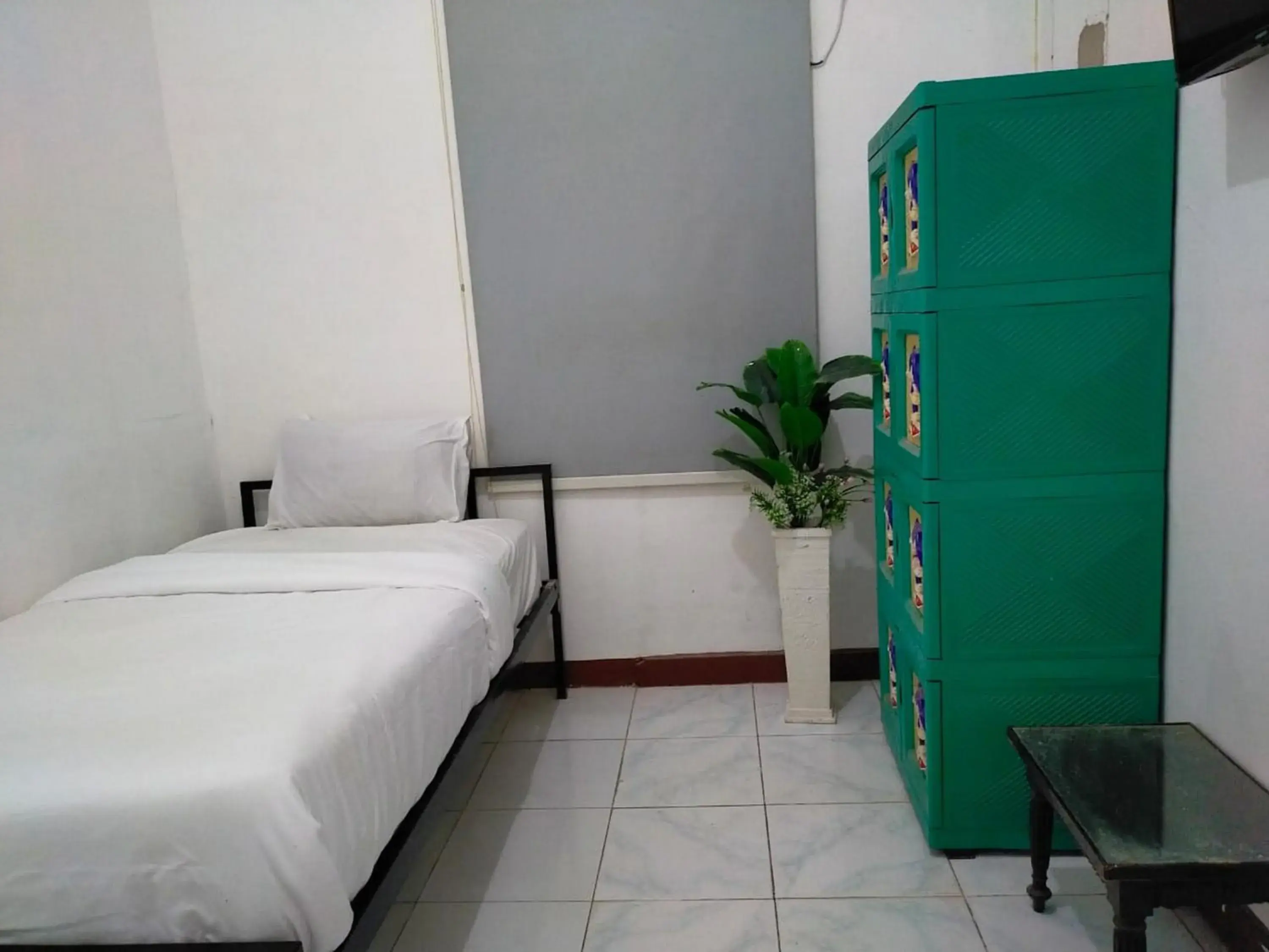 Bed in Ombai Guest House 27 Syariah Mitra RedDoorz Bed in Ombai Guest House 27 Syariah Mitra RedDoorz