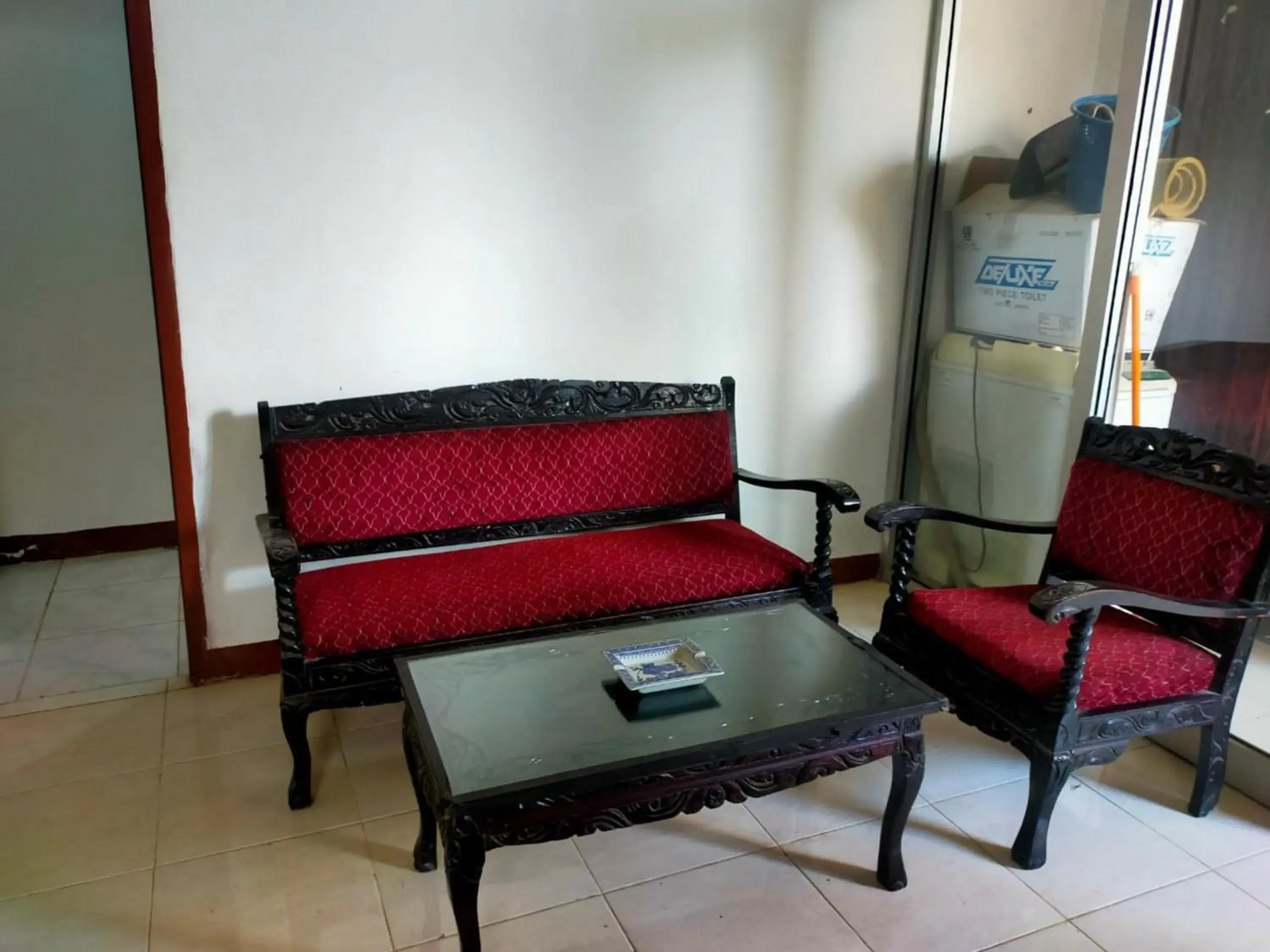 Seating area in Ombai Guest House 27 Syariah Mitra RedDoorz Seating area in Ombai Guest House 27 Syariah Mitra RedDoorz