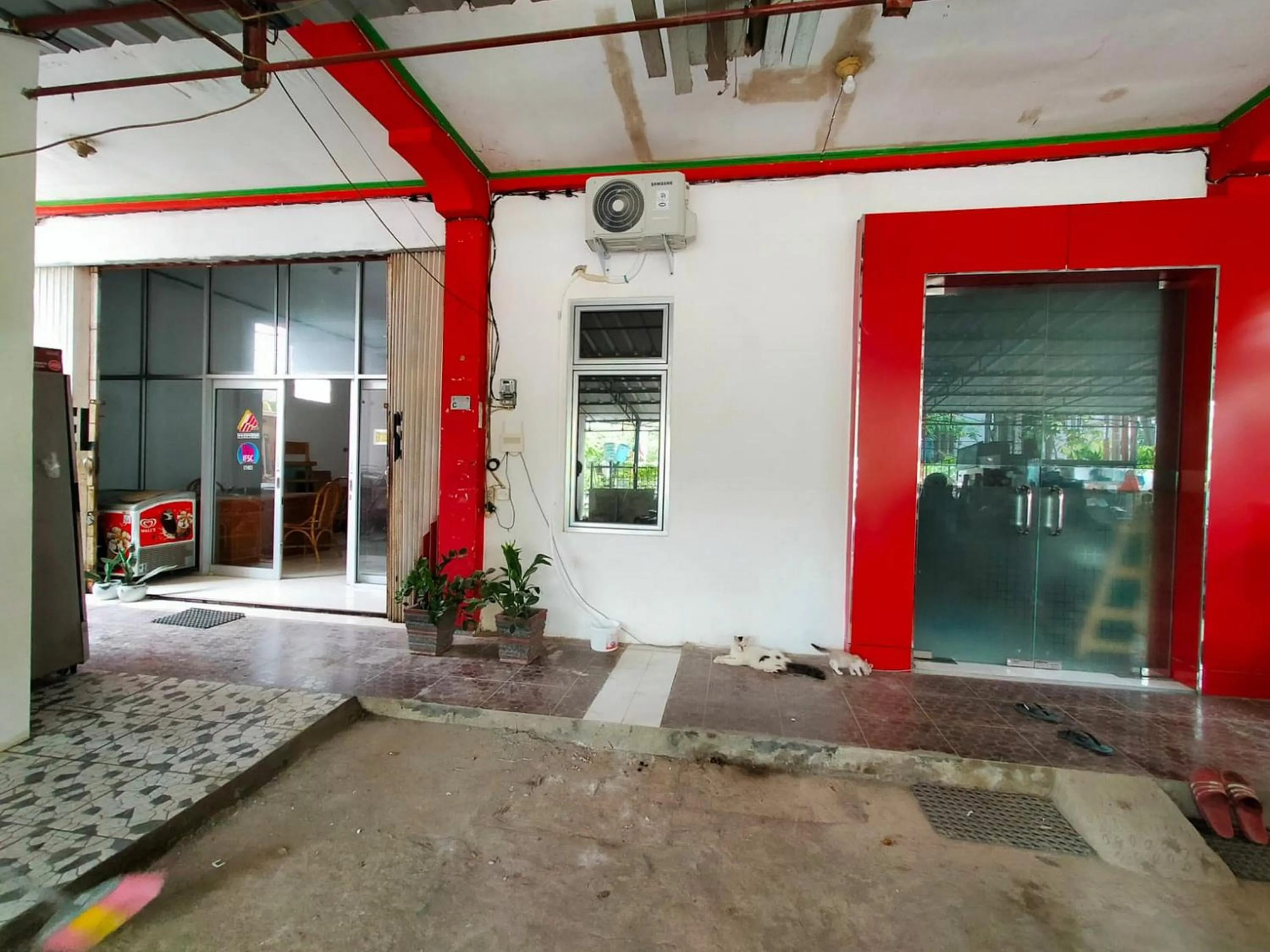 Facade/entrance in Ombai Guest House 27 Syariah Mitra RedDoorz