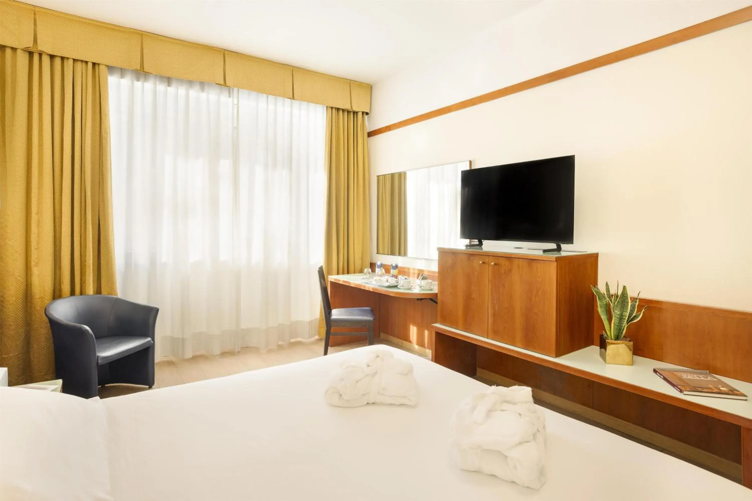 Bedroom, Bed in Best Western City Hotel Bedroom, Bed in Best Western City Hotel