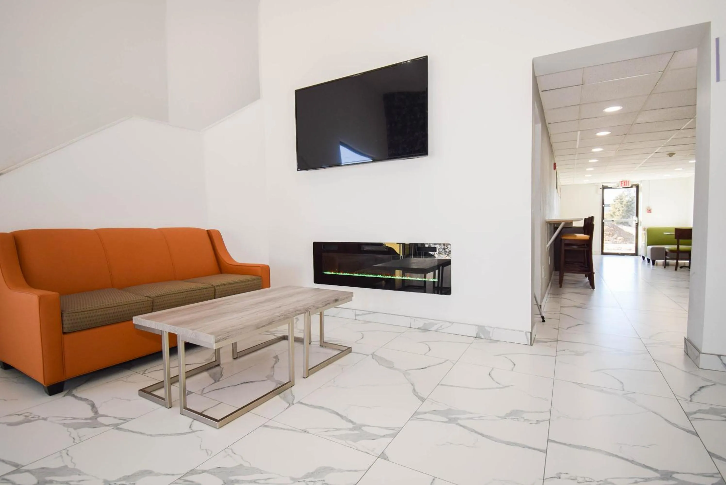 Communal lounge/ TV room in Quality Inn & Suites Sulphur Springs